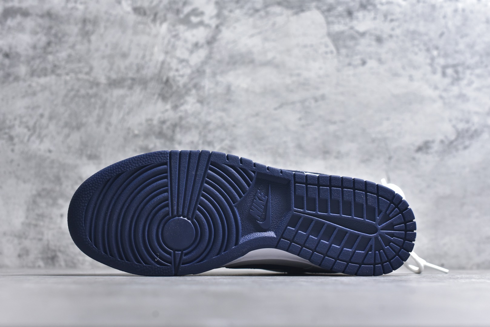 图片[6]-#NIKE DUNK SB LOW 骐麟 定制Dunk SB顾名思义，具有经典的Dunk血缘，又注入了更多的时尚元素。相较于普通的Dunk滑板鞋，改良版的Dunk SB加厚了鞋舌的填充，使舒适性大大提升，同时也更方便穿脱；中底部分则加入了脚感柔软舒适Zoom Air气垫，有效吸收滑板等极限运动在落地时带来的冲击力，为街头运动者们提供更好的保护 货号：WB0620 118 尺码：40 40.5 41 42 42.5 43 44 45 46-选品中心