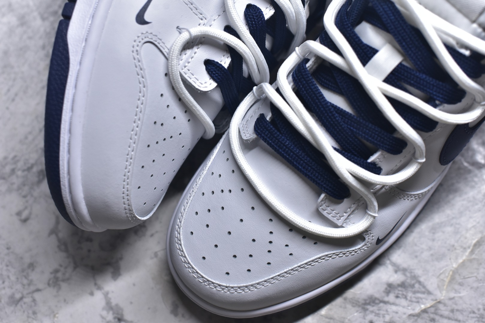 图片[8]-#NIKE DUNK SB LOW 骐麟 定制Dunk SB顾名思义，具有经典的Dunk血缘，又注入了更多的时尚元素。相较于普通的Dunk滑板鞋，改良版的Dunk SB加厚了鞋舌的填充，使舒适性大大提升，同时也更方便穿脱；中底部分则加入了脚感柔软舒适Zoom Air气垫，有效吸收滑板等极限运动在落地时带来的冲击力，为街头运动者们提供更好的保护 货号：WB0620 118 尺码：40 40.5 41 42 42.5 43 44 45 46-选品中心