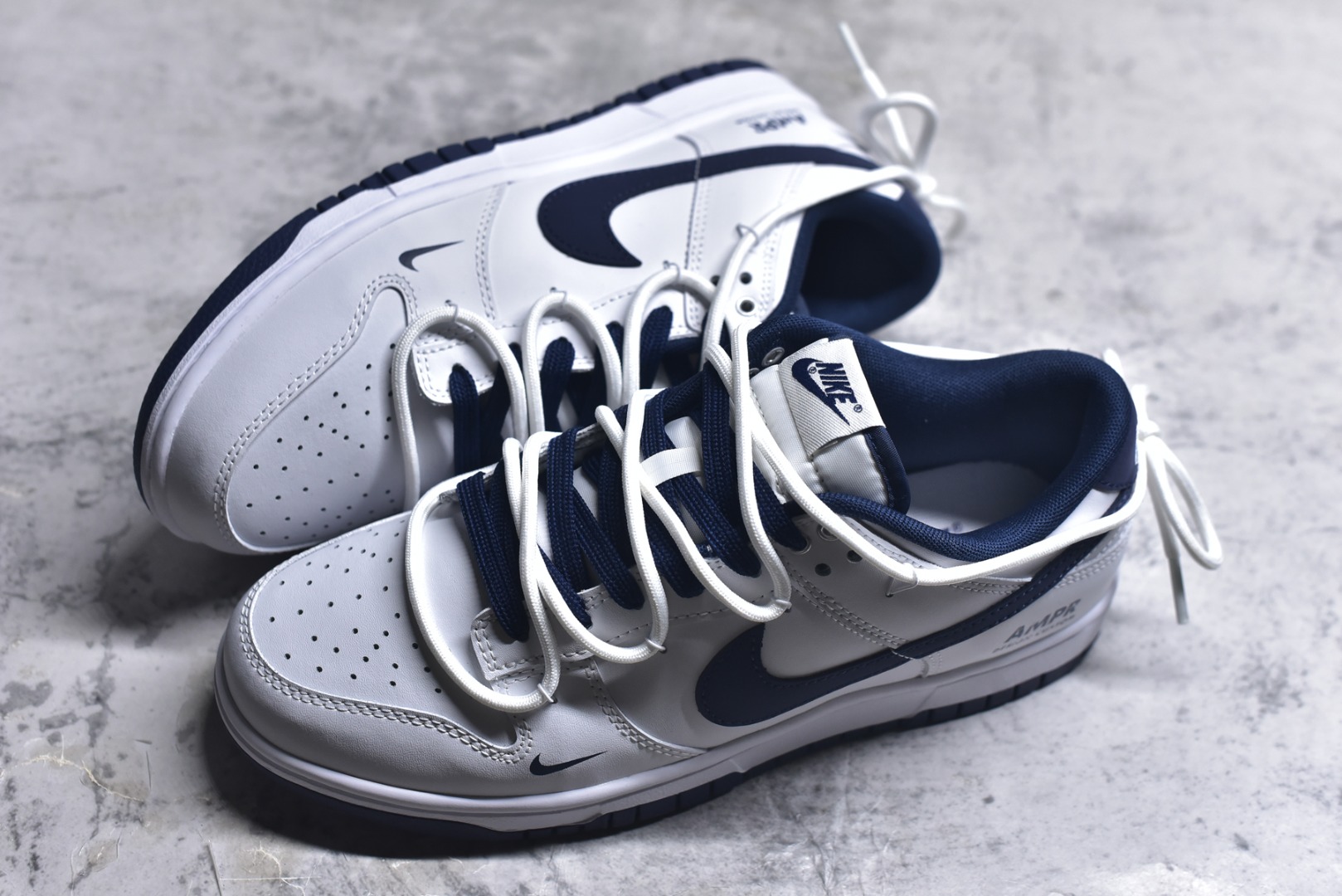 图片[7]-#NIKE DUNK SB LOW 骐麟 定制Dunk SB顾名思义，具有经典的Dunk血缘，又注入了更多的时尚元素。相较于普通的Dunk滑板鞋，改良版的Dunk SB加厚了鞋舌的填充，使舒适性大大提升，同时也更方便穿脱；中底部分则加入了脚感柔软舒适Zoom Air气垫，有效吸收滑板等极限运动在落地时带来的冲击力，为街头运动者们提供更好的保护 货号：WB0620 118 尺码：40 40.5 41 42 42.5 43 44 45 46-选品中心