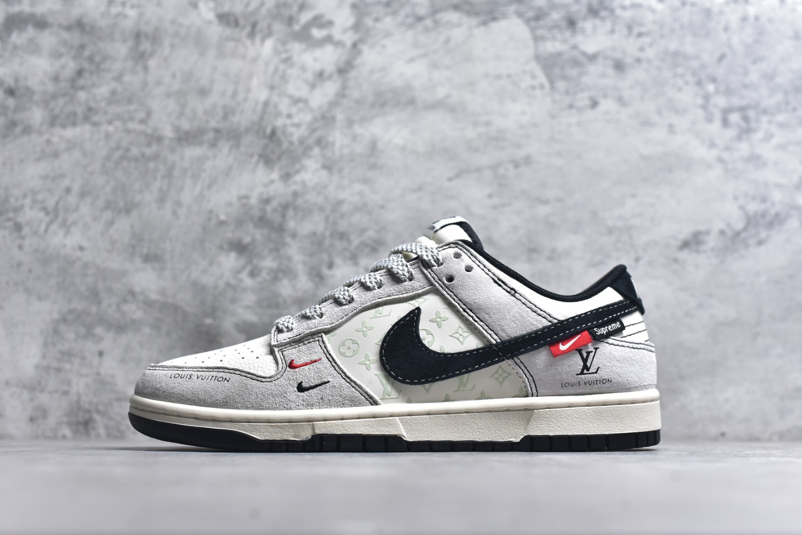 #海外爆款限量发售！Nike SB Dunk Low“LV联名——灰猪八红黑小勾” 周年高端定制 低帮休闲板鞋 定制鞋盒 大厂纯原品质出货 超高清洁度 皮料切割干净无任何毛边 细节完美 货号：CX5050-Y11 尺码：36 36.5 37.5 38 38.5 39 40 40.5 41 42 42.5 43 44 44.5 45-选品中心