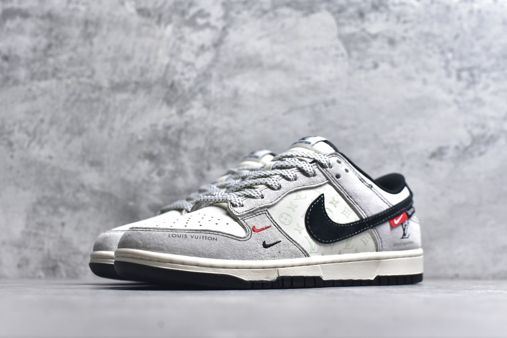 图片[2]-#海外爆款限量发售！Nike SB Dunk Low“LV联名——灰猪八红黑小勾” 周年高端定制 低帮休闲板鞋 定制鞋盒 大厂纯原品质出货 超高清洁度 皮料切割干净无任何毛边 细节完美 货号：CX5050-Y11 尺码：36 36.5 37.5 38 38.5 39 40 40.5 41 42 42.5 43 44 44.5 45-选品中心