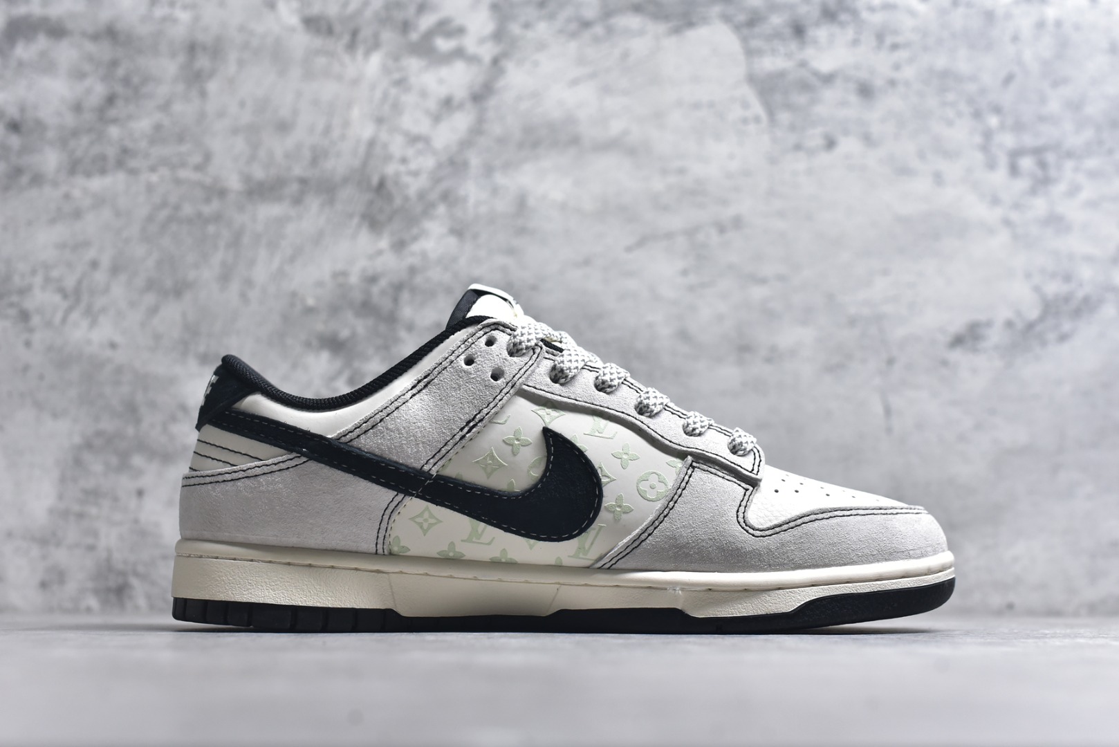 图片[3]-#海外爆款限量发售！Nike SB Dunk Low“LV联名——灰猪八红黑小勾” 周年高端定制 低帮休闲板鞋 定制鞋盒 大厂纯原品质出货 超高清洁度 皮料切割干净无任何毛边 细节完美 货号：CX5050-Y11 尺码：36 36.5 37.5 38 38.5 39 40 40.5 41 42 42.5 43 44 44.5 45-选品中心