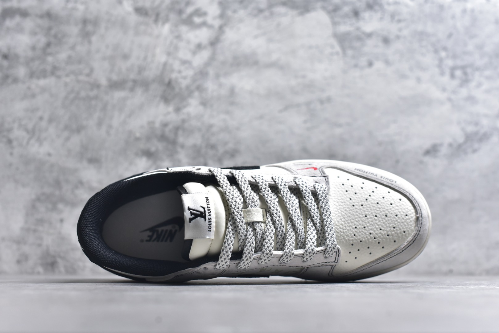 图片[4]-#海外爆款限量发售！Nike SB Dunk Low“LV联名——灰猪八红黑小勾” 周年高端定制 低帮休闲板鞋 定制鞋盒 大厂纯原品质出货 超高清洁度 皮料切割干净无任何毛边 细节完美 货号：CX5050-Y11 尺码：36 36.5 37.5 38 38.5 39 40 40.5 41 42 42.5 43 44 44.5 45-选品中心