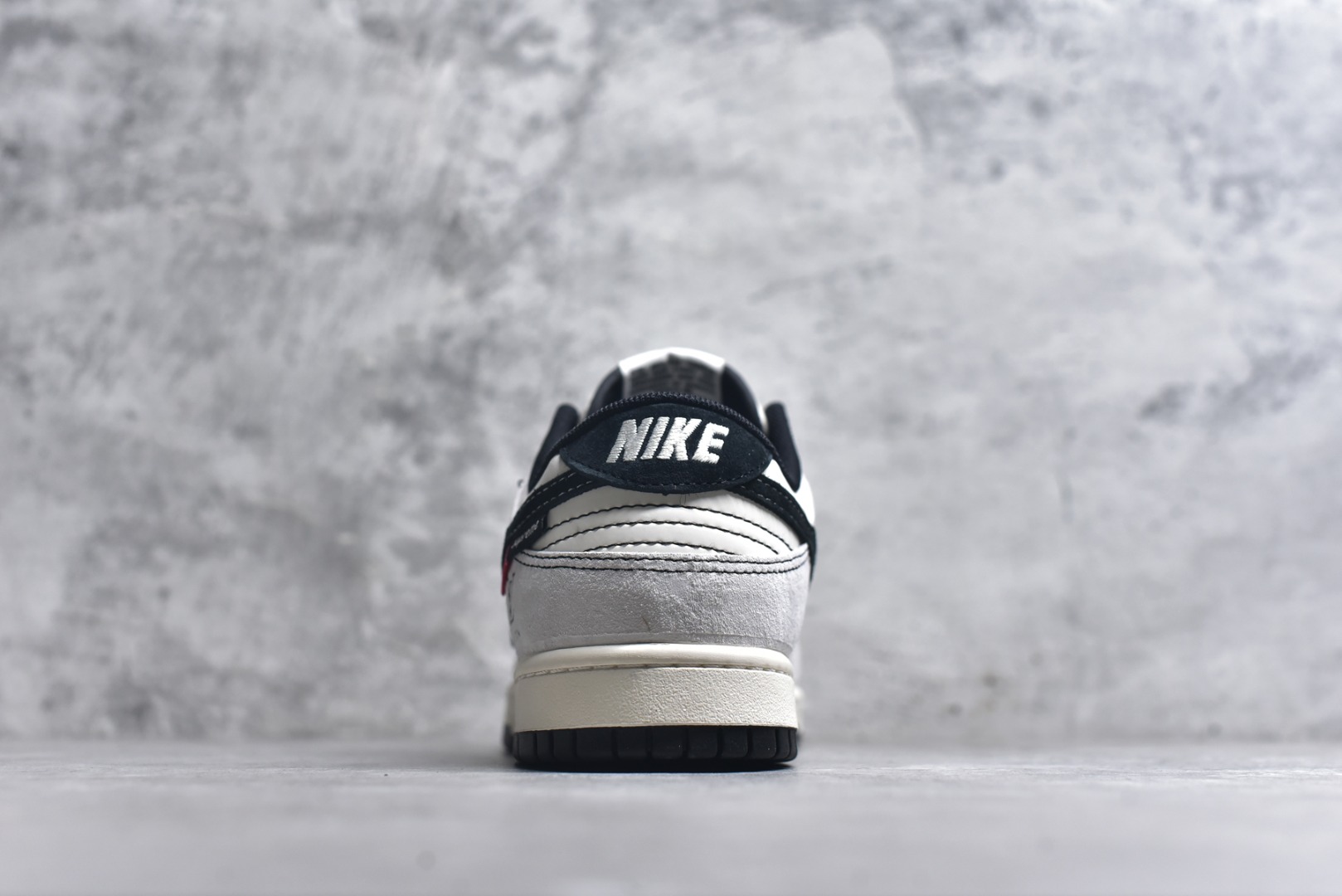 图片[5]-#海外爆款限量发售！Nike SB Dunk Low“LV联名——灰猪八红黑小勾” 周年高端定制 低帮休闲板鞋 定制鞋盒 大厂纯原品质出货 超高清洁度 皮料切割干净无任何毛边 细节完美 货号：CX5050-Y11 尺码：36 36.5 37.5 38 38.5 39 40 40.5 41 42 42.5 43 44 44.5 45-选品中心