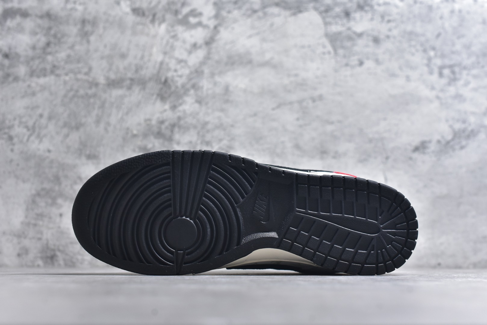 图片[6]-#海外爆款限量发售！Nike SB Dunk Low“LV联名——灰猪八红黑小勾” 周年高端定制 低帮休闲板鞋 定制鞋盒 大厂纯原品质出货 超高清洁度 皮料切割干净无任何毛边 细节完美 货号：CX5050-Y11 尺码：36 36.5 37.5 38 38.5 39 40 40.5 41 42 42.5 43 44 44.5 45-选品中心