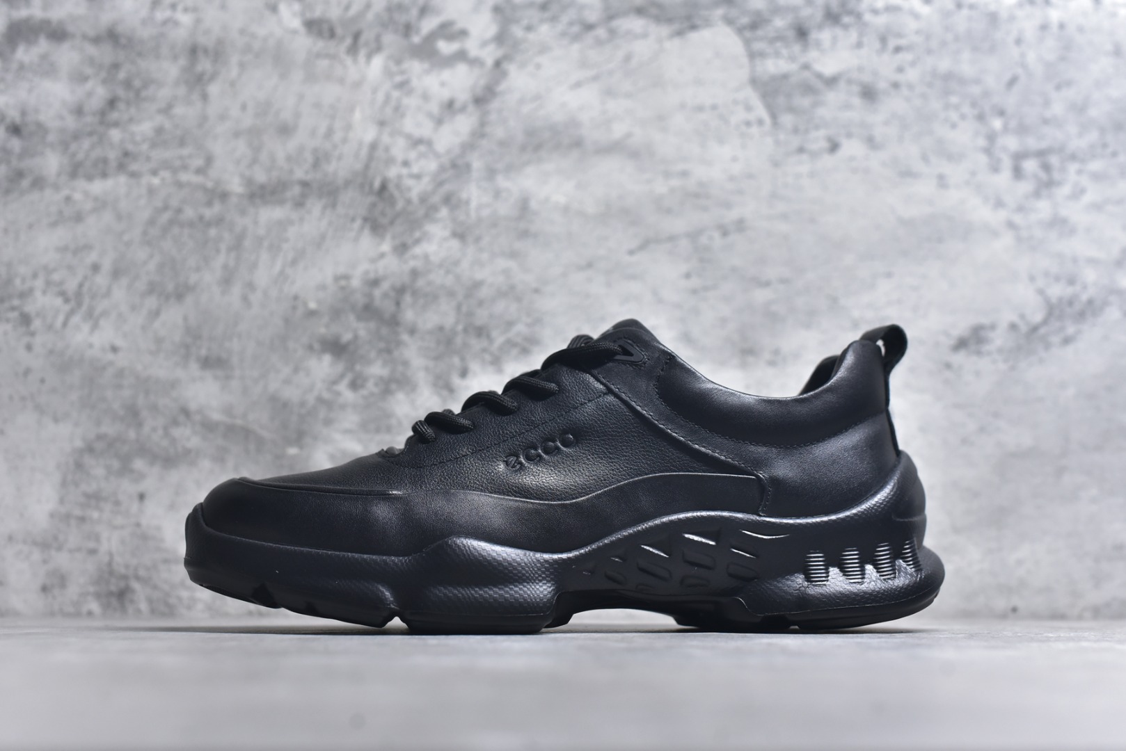 #ECCO爱步跑步鞋百搭舒适 秋冬新款厚底休闲运动鞋男鞋 灵动系列 黄景瑜同款 品质牛皮鞋面，轻盈柔韧 具有良好的透气性 细腻柔软 简约系带设计 可自由调节松紧 贴合脚型 PU泡沫橡胶大底 抓地力强 具有良好的防滑耐磨性 时尚简约 休闲百搭 尺码：38 39 40 41 42 43 44 （皮鞋码）-选品中心