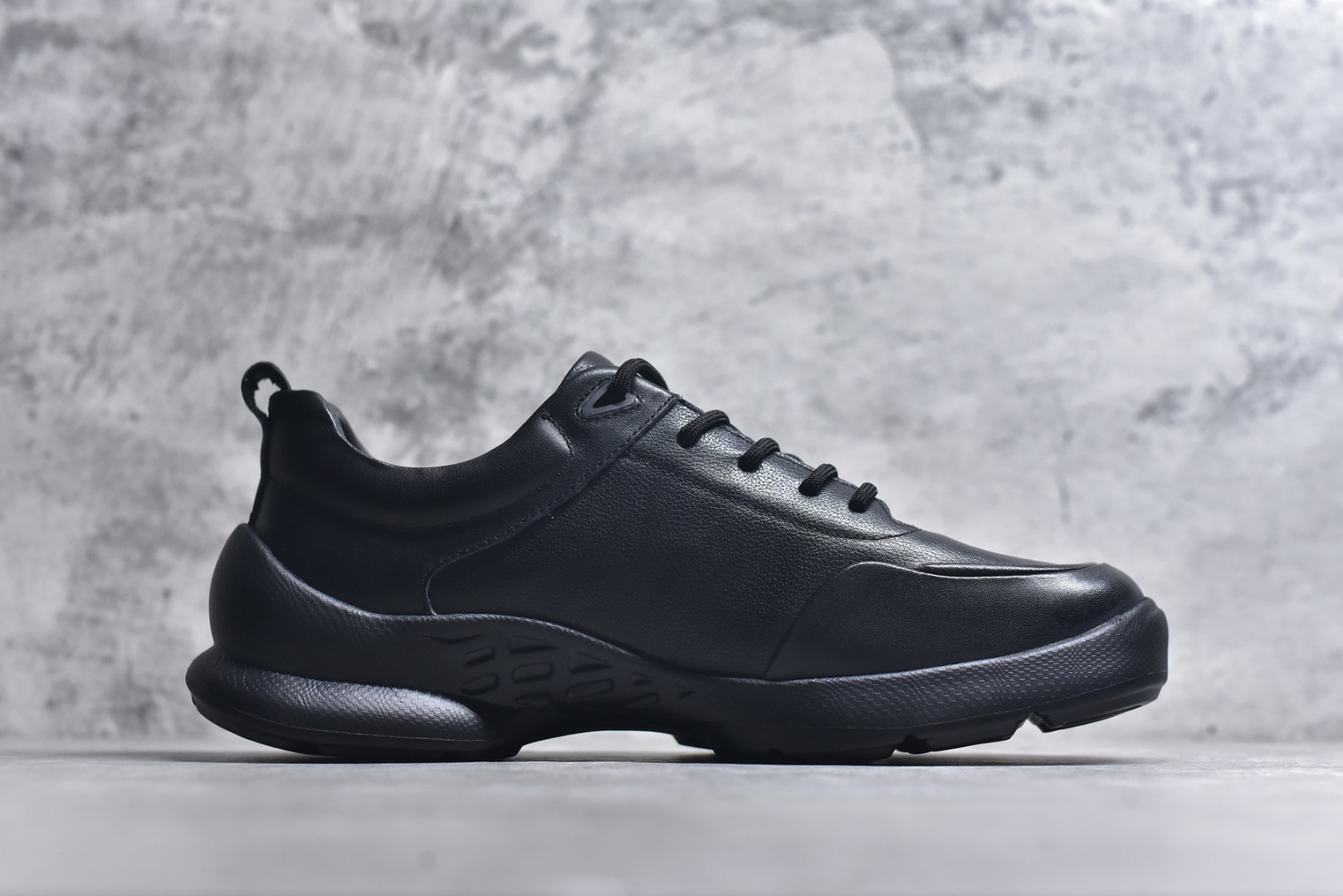 图片[3]-#ECCO爱步跑步鞋百搭舒适 秋冬新款厚底休闲运动鞋男鞋 灵动系列 黄景瑜同款 品质牛皮鞋面，轻盈柔韧 具有良好的透气性 细腻柔软 简约系带设计 可自由调节松紧 贴合脚型 PU泡沫橡胶大底 抓地力强 具有良好的防滑耐磨性 时尚简约 休闲百搭 尺码：38 39 40 41 42 43 44 （皮鞋码）-选品中心