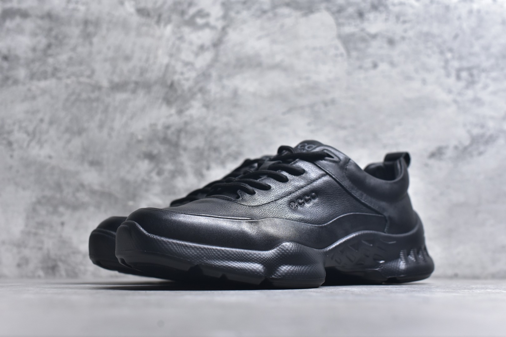 图片[2]-#ECCO爱步跑步鞋百搭舒适 秋冬新款厚底休闲运动鞋男鞋 灵动系列 黄景瑜同款 品质牛皮鞋面，轻盈柔韧 具有良好的透气性 细腻柔软 简约系带设计 可自由调节松紧 贴合脚型 PU泡沫橡胶大底 抓地力强 具有良好的防滑耐磨性 时尚简约 休闲百搭 尺码：38 39 40 41 42 43 44 （皮鞋码）-选品中心