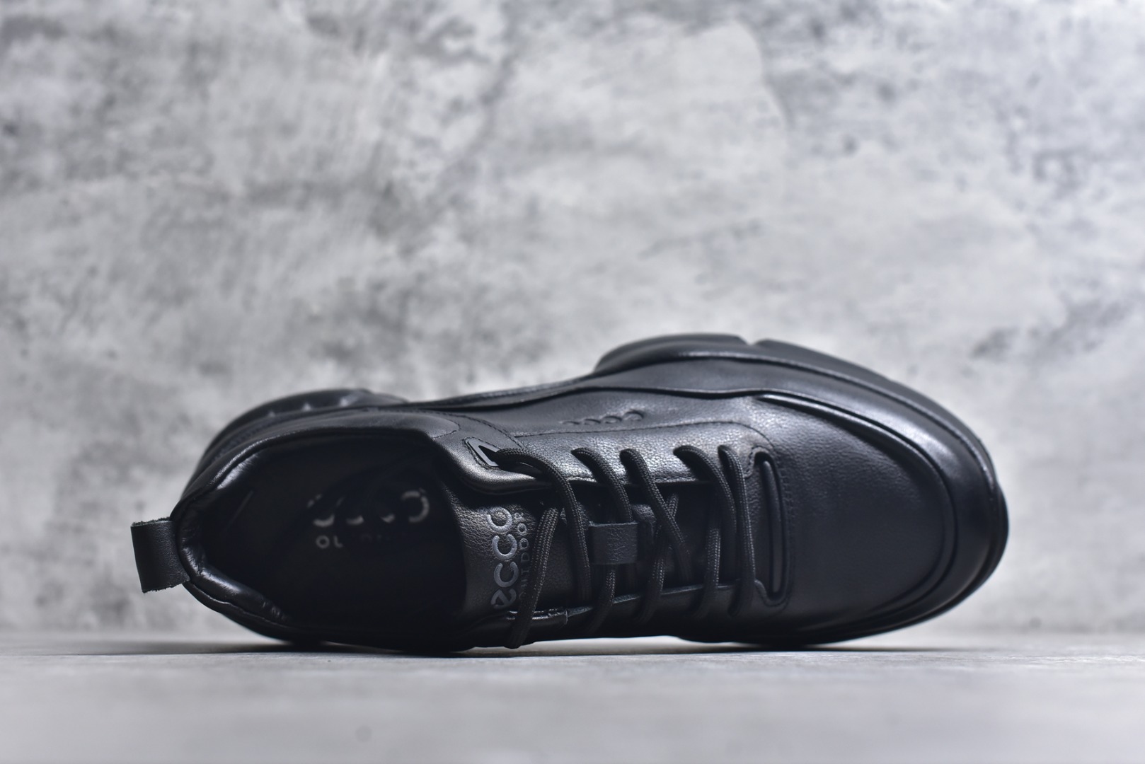 图片[4]-#ECCO爱步跑步鞋百搭舒适 秋冬新款厚底休闲运动鞋男鞋 灵动系列 黄景瑜同款 品质牛皮鞋面，轻盈柔韧 具有良好的透气性 细腻柔软 简约系带设计 可自由调节松紧 贴合脚型 PU泡沫橡胶大底 抓地力强 具有良好的防滑耐磨性 时尚简约 休闲百搭 尺码：38 39 40 41 42 43 44 （皮鞋码）-选品中心