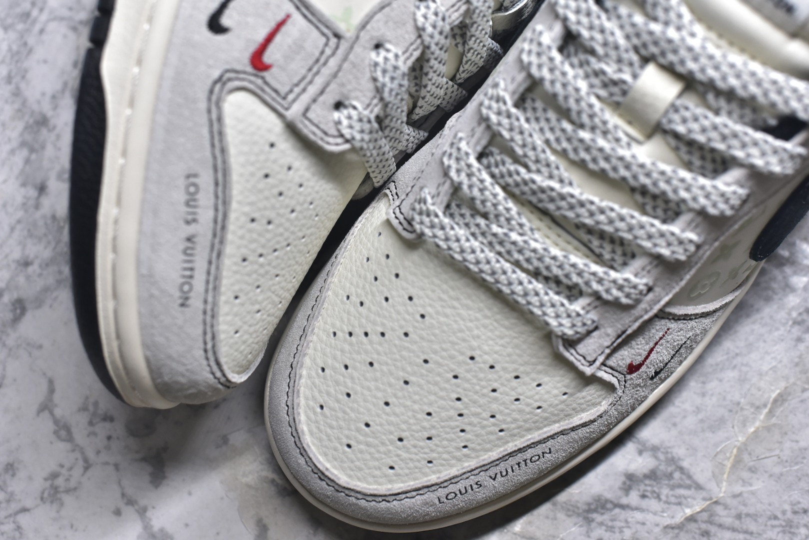 图片[8]-#海外爆款限量发售！Nike SB Dunk Low“LV联名——灰猪八红黑小勾” 周年高端定制 低帮休闲板鞋 定制鞋盒 大厂纯原品质出货 超高清洁度 皮料切割干净无任何毛边 细节完美 货号：CX5050-Y11 尺码：36 36.5 37.5 38 38.5 39 40 40.5 41 42 42.5 43 44 44.5 45-选品中心