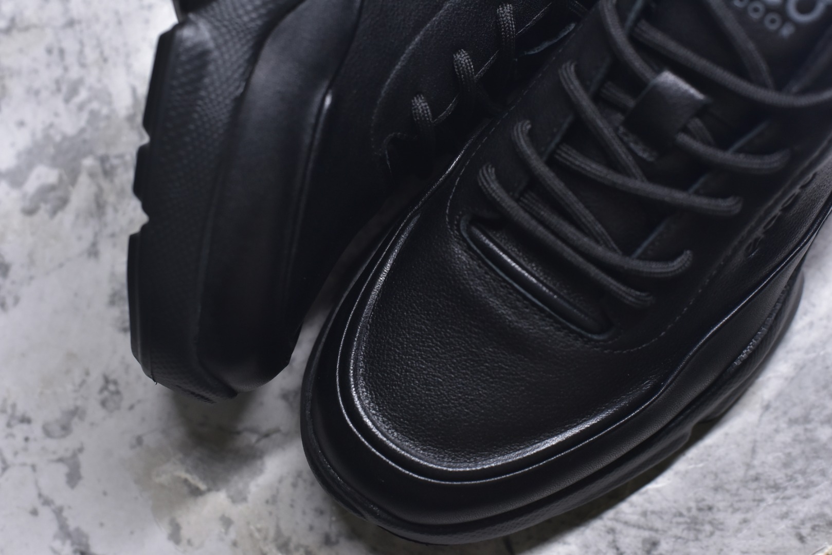 图片[8]-#ECCO爱步跑步鞋百搭舒适 秋冬新款厚底休闲运动鞋男鞋 灵动系列 黄景瑜同款 品质牛皮鞋面，轻盈柔韧 具有良好的透气性 细腻柔软 简约系带设计 可自由调节松紧 贴合脚型 PU泡沫橡胶大底 抓地力强 具有良好的防滑耐磨性 时尚简约 休闲百搭 尺码：38 39 40 41 42 43 44 （皮鞋码）-选品中心