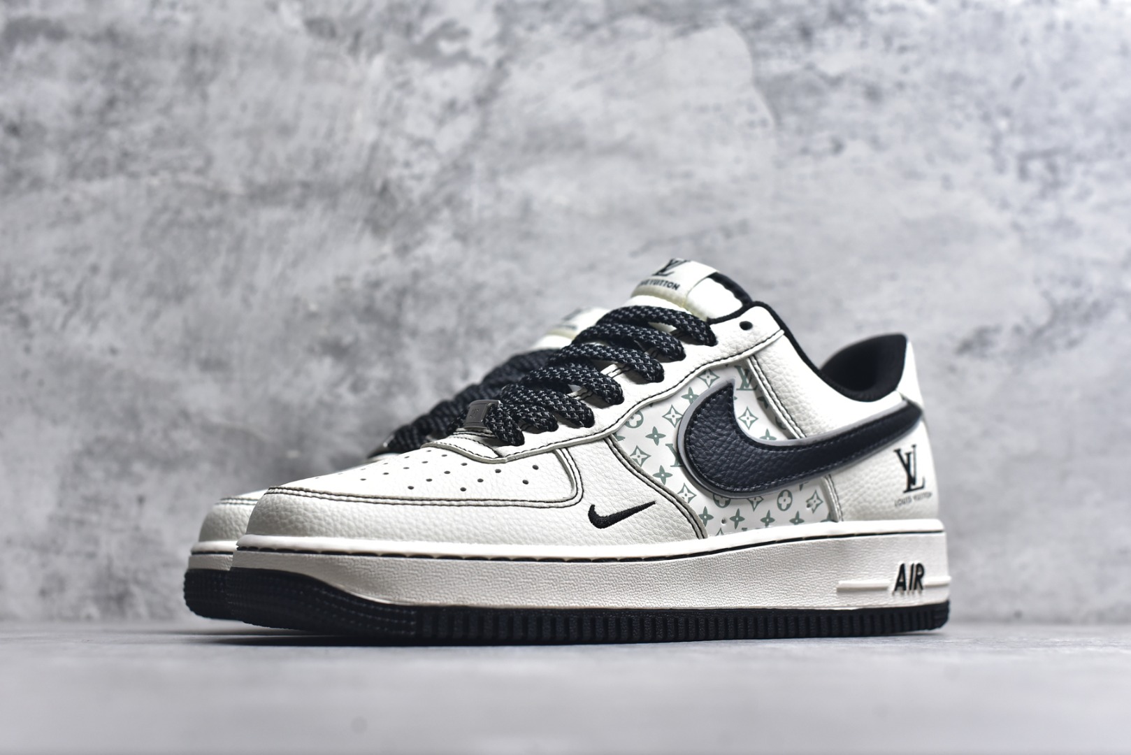 图片[2]-#海外爆款限量发售！公司级Nike Air Force 1 \’07 Low “LV联名——印花米黑勾”空军一号 高端定制 低帮 运动鞋 休闲鞋 折边针车 工艺难度大 原楦头原纸板 原装鞋盒 定制五金配件 内置全掌气垫 原厂鞋底 货号：HH7518-080 尺码：36 36.5 37.5 38 38.5 39 40 40.5 41 42 42.5 43 44 44.5 45-选品中心