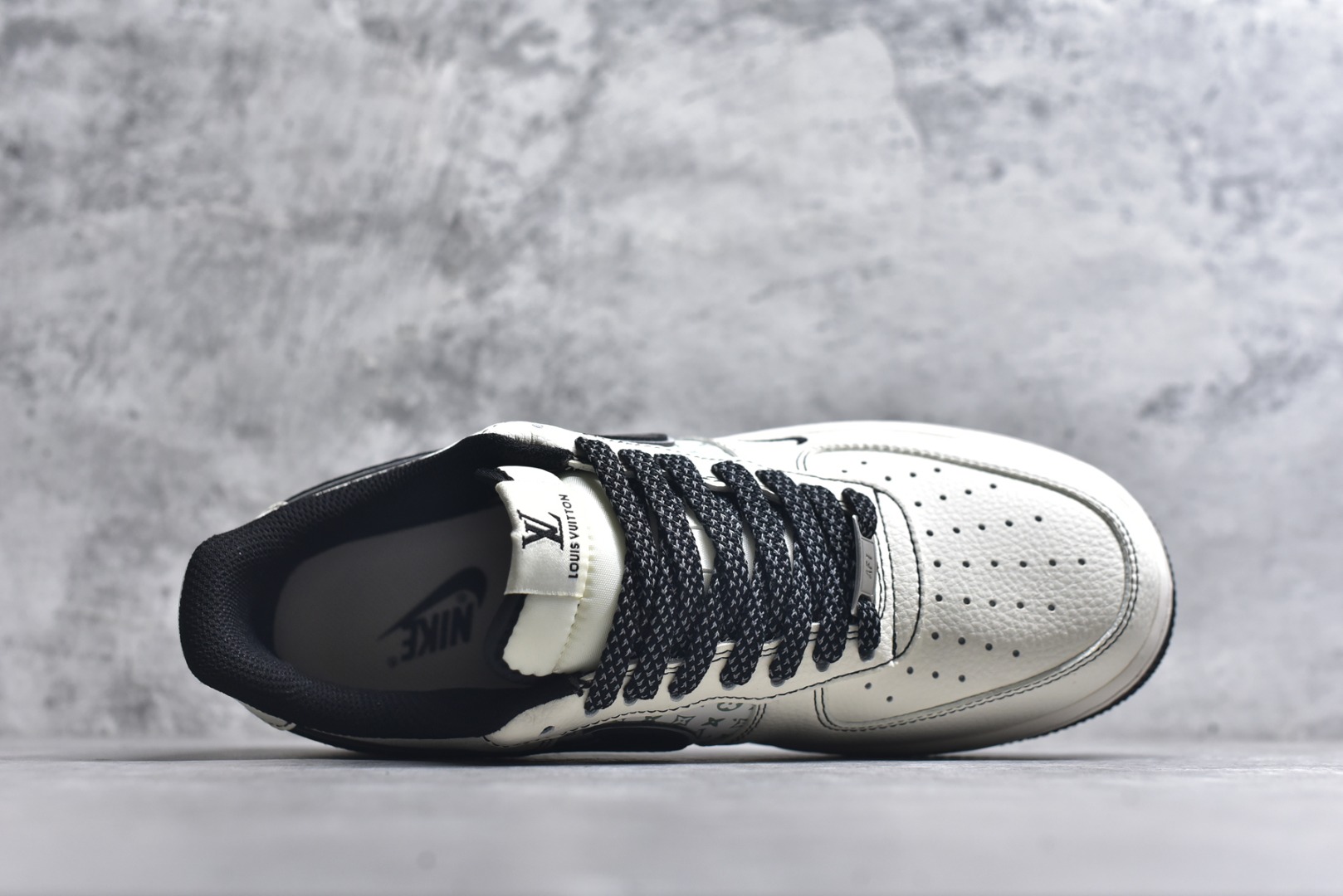 图片[4]-#海外爆款限量发售！公司级Nike Air Force 1 \’07 Low “LV联名——印花米黑勾”空军一号 高端定制 低帮 运动鞋 休闲鞋 折边针车 工艺难度大 原楦头原纸板 原装鞋盒 定制五金配件 内置全掌气垫 原厂鞋底 货号：HH7518-080 尺码：36 36.5 37.5 38 38.5 39 40 40.5 41 42 42.5 43 44 44.5 45-选品中心