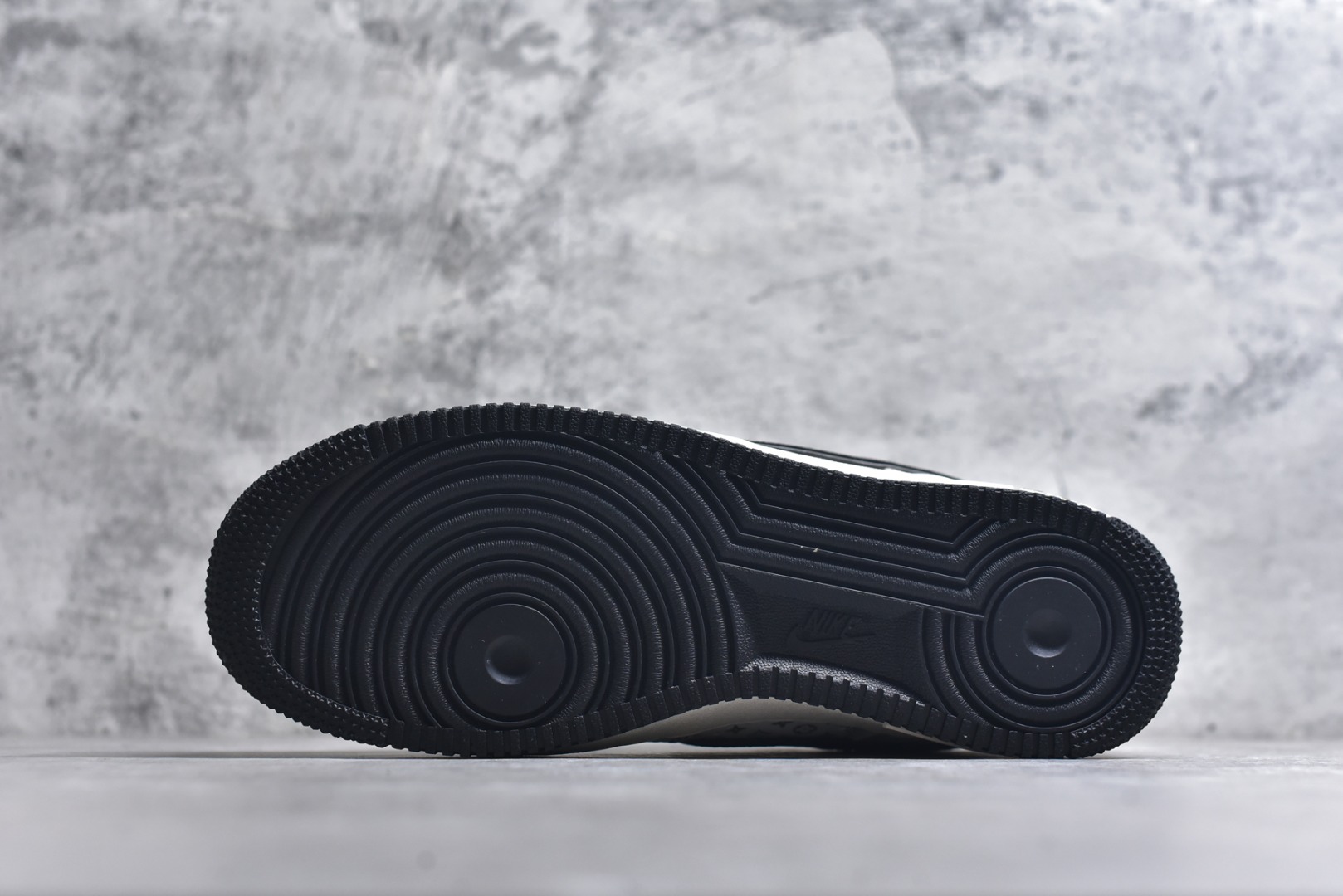 图片[6]-#海外爆款限量发售！公司级Nike Air Force 1 \’07 Low “LV联名——印花米黑勾”空军一号 高端定制 低帮 运动鞋 休闲鞋 折边针车 工艺难度大 原楦头原纸板 原装鞋盒 定制五金配件 内置全掌气垫 原厂鞋底 货号：HH7518-080 尺码：36 36.5 37.5 38 38.5 39 40 40.5 41 42 42.5 43 44 44.5 45-选品中心