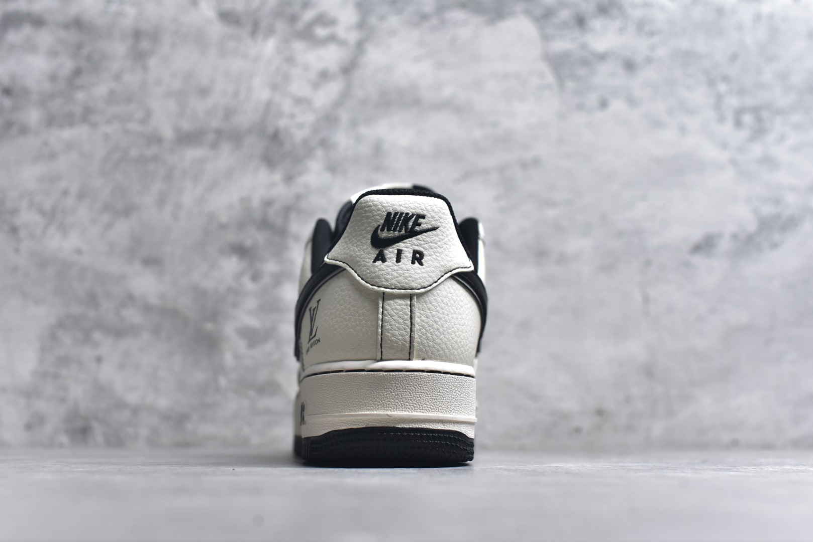 图片[5]-#海外爆款限量发售！公司级Nike Air Force 1 \’07 Low “LV联名——印花米黑勾”空军一号 高端定制 低帮 运动鞋 休闲鞋 折边针车 工艺难度大 原楦头原纸板 原装鞋盒 定制五金配件 内置全掌气垫 原厂鞋底 货号：HH7518-080 尺码：36 36.5 37.5 38 38.5 39 40 40.5 41 42 42.5 43 44 44.5 45-选品中心