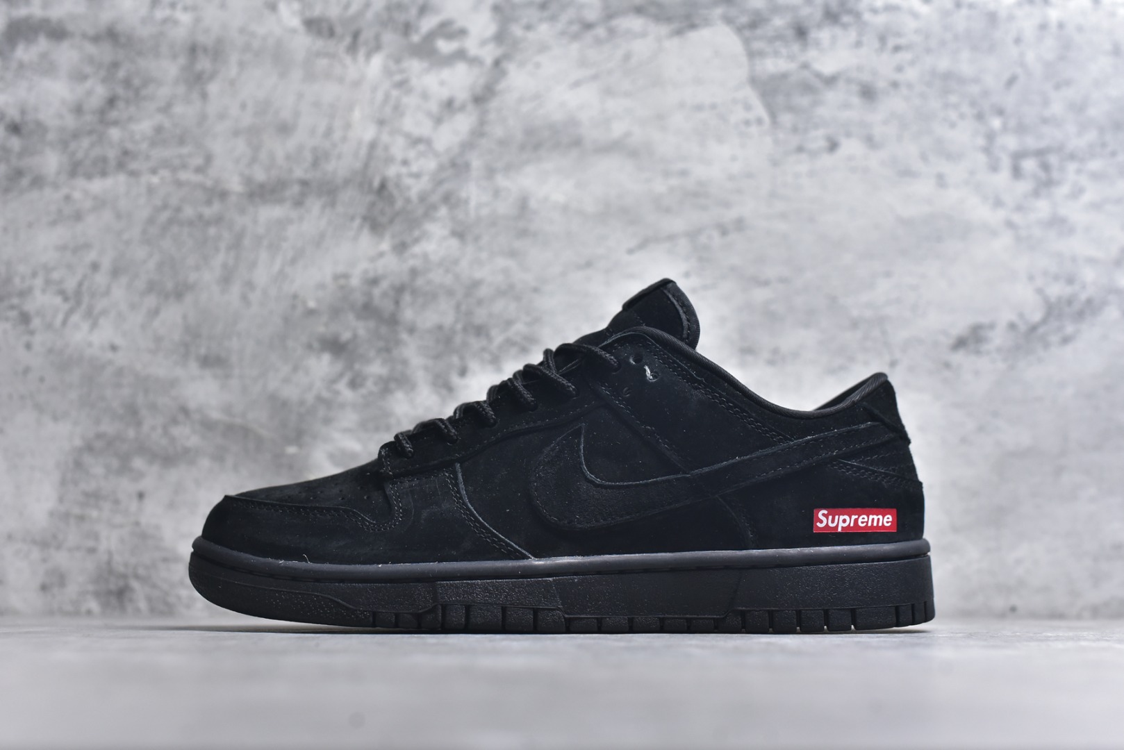 #海外爆款限量发售！高端定制Nike SB Dunk Low “Superme联名------黑色猪八” 高端定制 低帮休闲板鞋 定制鞋盒 大厂纯原品质出货 超高清洁度 皮料切割干净无任何毛边 细节完美 货号：SD8888-004 尺码：36 36.5 37.5 38 38.5 39 40 40.5 41 42 42.5 43 44 44.5 45-选品中心