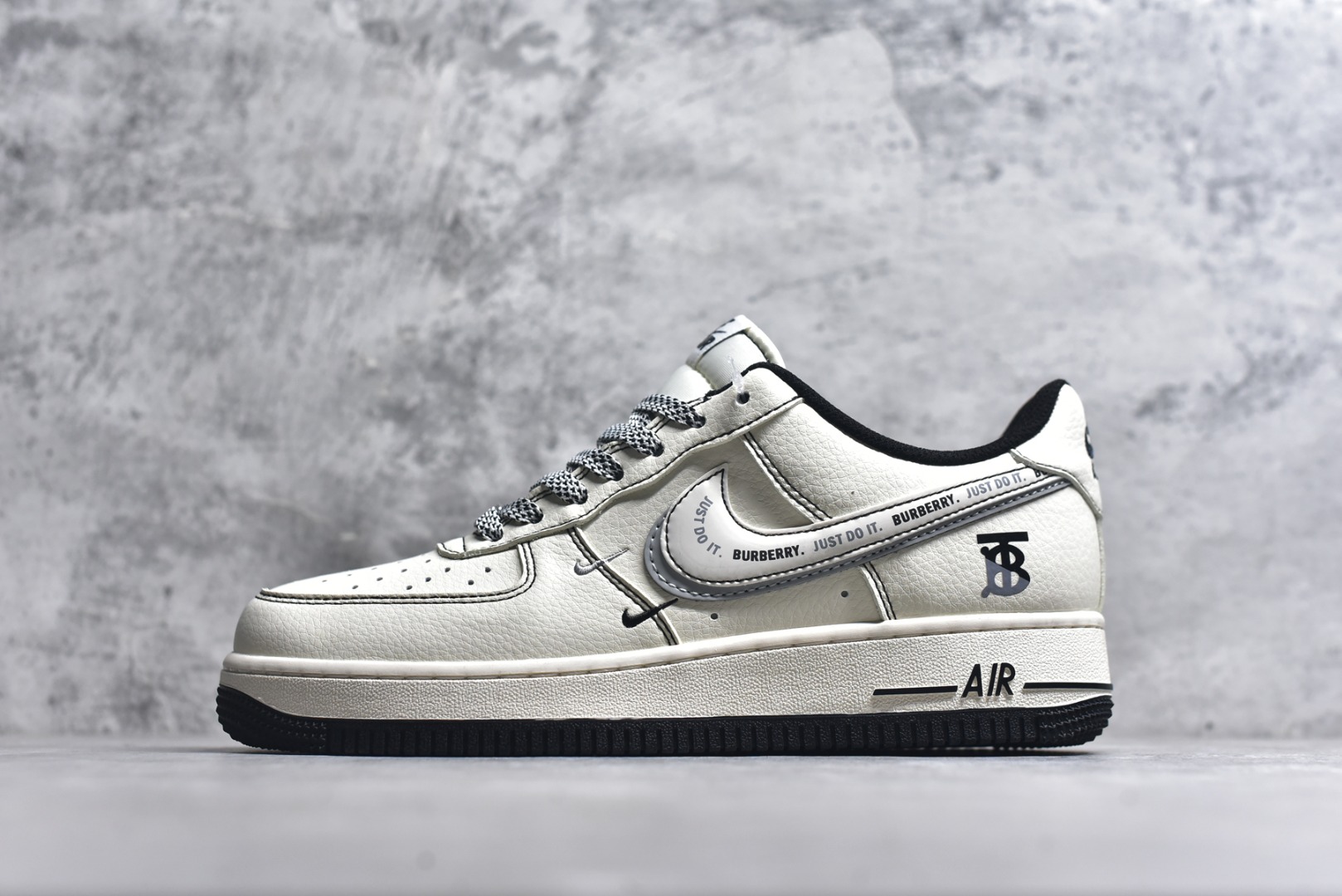 #海外限量发售！公司级NIke Air Force 1 \'07 Low “巴宝莉联名——米黑灰电绣”空军一号 低帮 运动鞋 休闲鞋 折边针车 工艺难度大 原楦头原纸板 原装鞋盒 定制五金配件 内置全掌气垫 原厂鞋底 货号：JP8028-062 尺码：36 36.5 37.5 38 38.5 39 40 40.5 41 42 42.5 43 44 44.5 45-选品中心