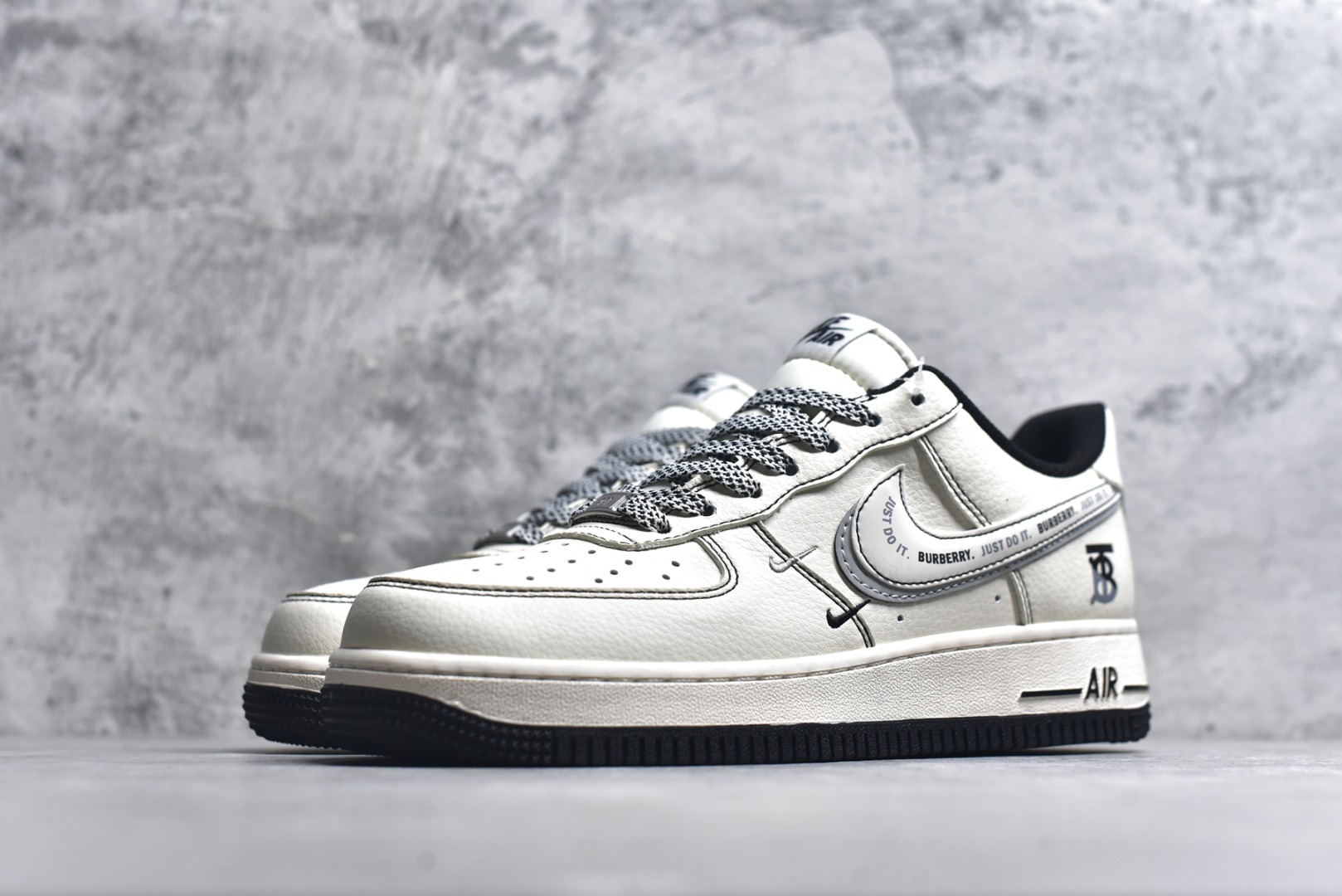 图片[2]-#海外限量发售！公司级NIke Air Force 1 \’07 Low “巴宝莉联名——米黑灰电绣”空军一号 低帮 运动鞋 休闲鞋 折边针车 工艺难度大 原楦头原纸板 原装鞋盒 定制五金配件 内置全掌气垫 原厂鞋底 货号：JP8028-062 尺码：36 36.5 37.5 38 38.5 39 40 40.5 41 42 42.5 43 44 44.5 45-选品中心