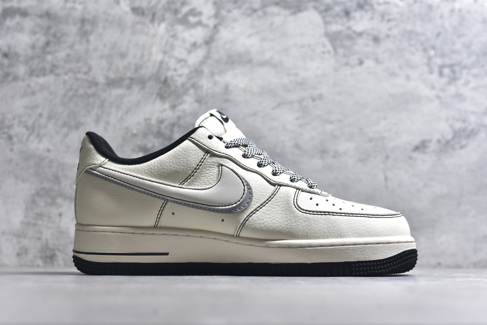 图片[3]-#海外限量发售！公司级NIke Air Force 1 \’07 Low “巴宝莉联名——米黑灰电绣”空军一号 低帮 运动鞋 休闲鞋 折边针车 工艺难度大 原楦头原纸板 原装鞋盒 定制五金配件 内置全掌气垫 原厂鞋底 货号：JP8028-062 尺码：36 36.5 37.5 38 38.5 39 40 40.5 41 42 42.5 43 44 44.5 45-选品中心