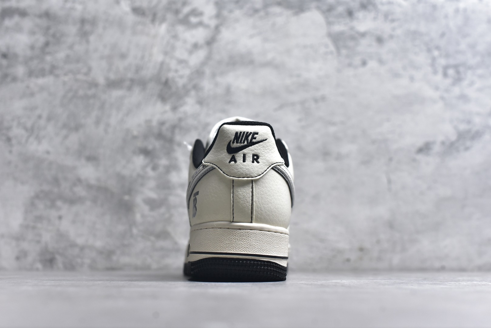 图片[5]-#海外限量发售！公司级NIke Air Force 1 \’07 Low “巴宝莉联名——米黑灰电绣”空军一号 低帮 运动鞋 休闲鞋 折边针车 工艺难度大 原楦头原纸板 原装鞋盒 定制五金配件 内置全掌气垫 原厂鞋底 货号：JP8028-062 尺码：36 36.5 37.5 38 38.5 39 40 40.5 41 42 42.5 43 44 44.5 45-选品中心