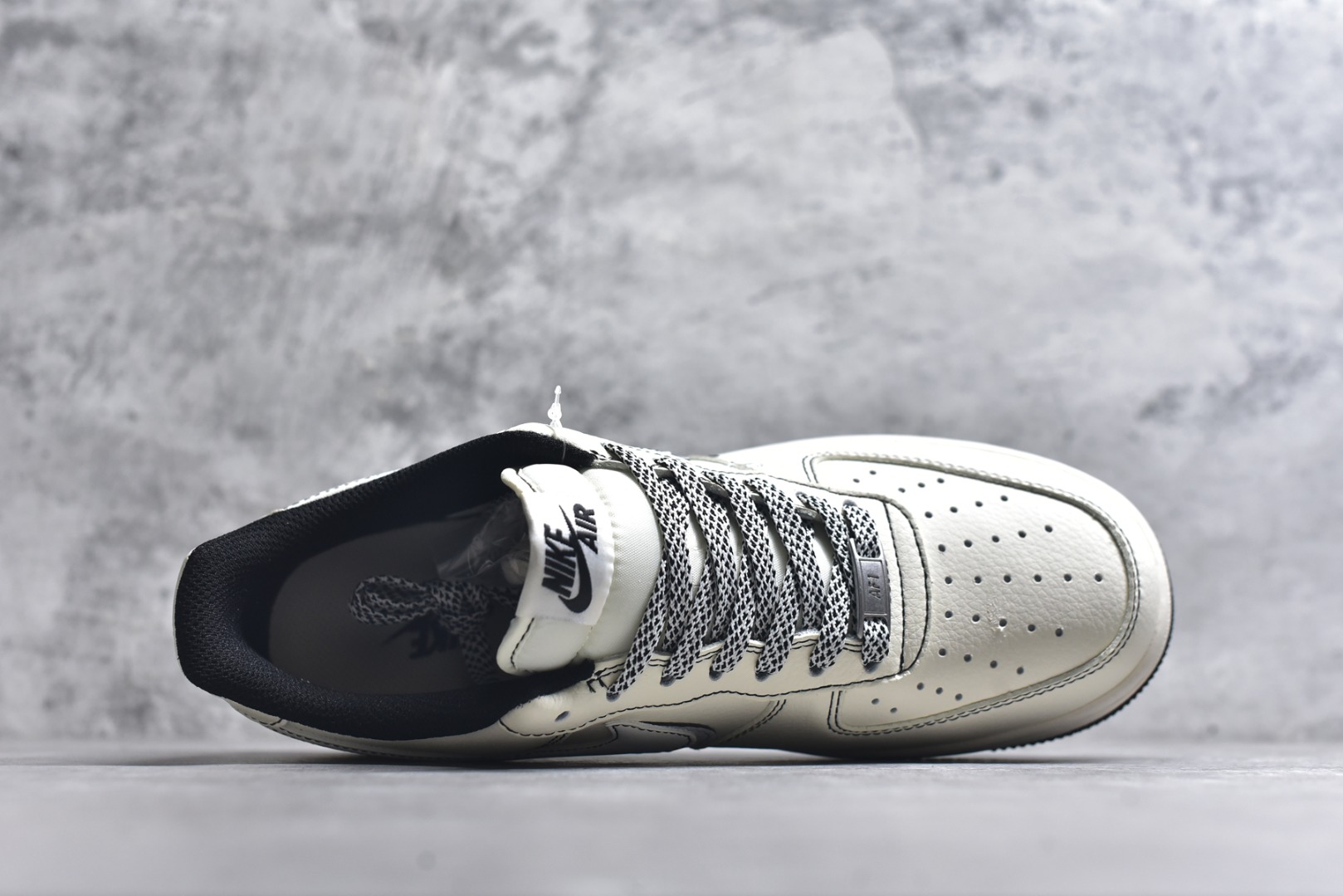 图片[4]-#海外限量发售！公司级NIke Air Force 1 \’07 Low “巴宝莉联名——米黑灰电绣”空军一号 低帮 运动鞋 休闲鞋 折边针车 工艺难度大 原楦头原纸板 原装鞋盒 定制五金配件 内置全掌气垫 原厂鞋底 货号：JP8028-062 尺码：36 36.5 37.5 38 38.5 39 40 40.5 41 42 42.5 43 44 44.5 45-选品中心