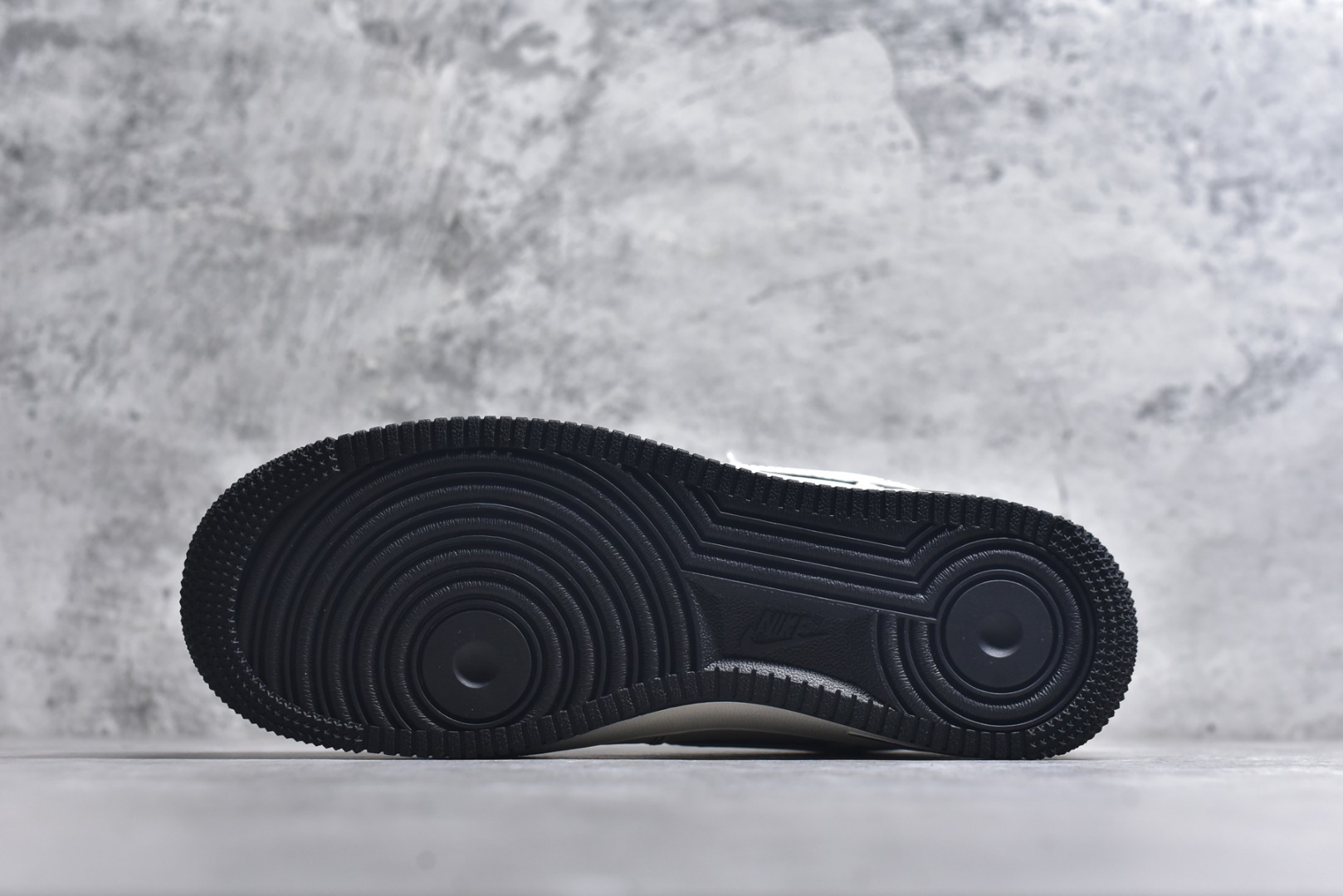 图片[6]-#海外限量发售！公司级NIke Air Force 1 \’07 Low “巴宝莉联名——米黑灰电绣”空军一号 低帮 运动鞋 休闲鞋 折边针车 工艺难度大 原楦头原纸板 原装鞋盒 定制五金配件 内置全掌气垫 原厂鞋底 货号：JP8028-062 尺码：36 36.5 37.5 38 38.5 39 40 40.5 41 42 42.5 43 44 44.5 45-选品中心