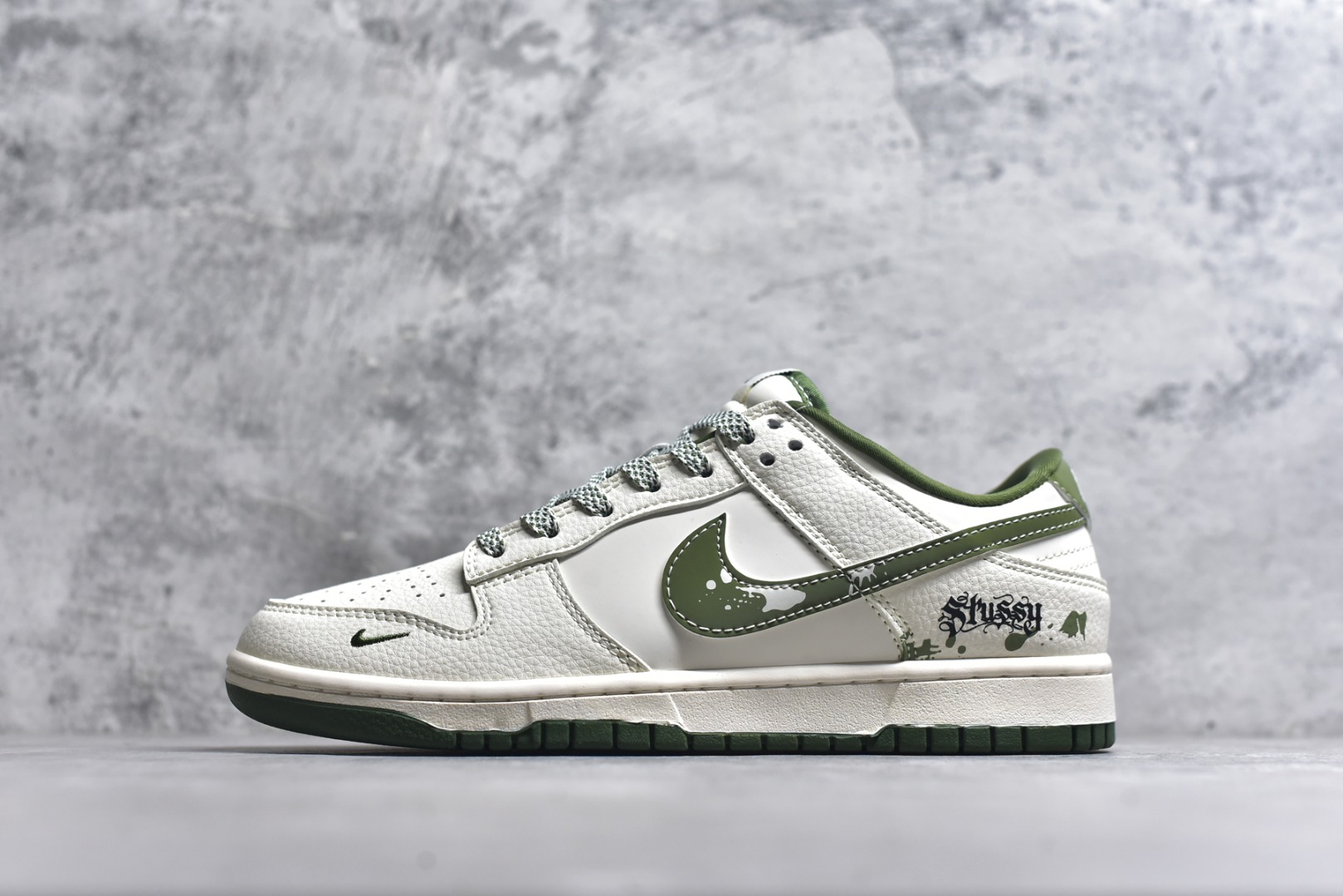 #海外爆款限量发售！Nike SB Dunk Low“斯图西联名——泼墨绿勾” 周年高端定制 低帮休闲板鞋 定制鞋盒 大厂纯原品质出货 超高清洁度 皮料切割干净无任何毛边 细节完美 货号：XS6089-608 尺码：36 36.5 37.5 38 38.5 39 40 40.5 41 42 42.5 43 44 44.5 45-选品中心