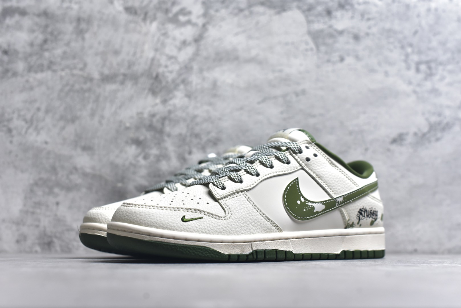 图片[2]-#海外爆款限量发售！Nike SB Dunk Low“斯图西联名——泼墨绿勾” 周年高端定制 低帮休闲板鞋 定制鞋盒 大厂纯原品质出货 超高清洁度 皮料切割干净无任何毛边 细节完美 货号：XS6089-608 尺码：36 36.5 37.5 38 38.5 39 40 40.5 41 42 42.5 43 44 44.5 45-选品中心