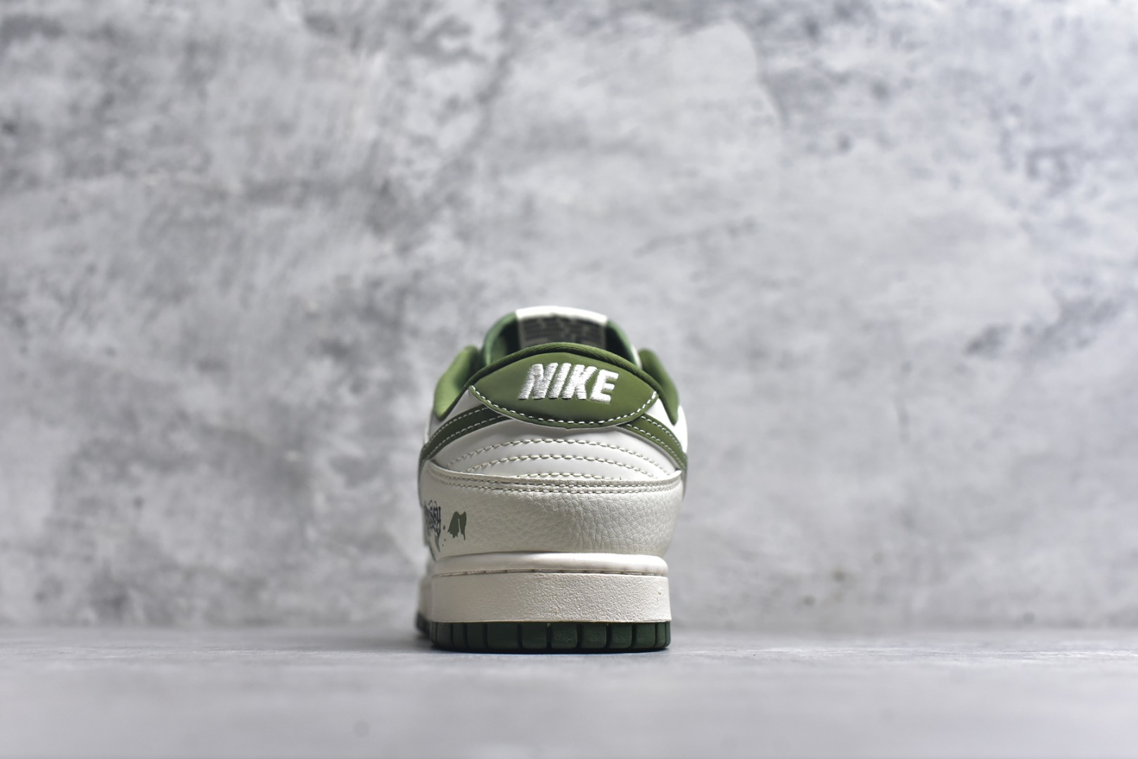 图片[5]-#海外爆款限量发售！Nike SB Dunk Low“斯图西联名——泼墨绿勾” 周年高端定制 低帮休闲板鞋 定制鞋盒 大厂纯原品质出货 超高清洁度 皮料切割干净无任何毛边 细节完美 货号：XS6089-608 尺码：36 36.5 37.5 38 38.5 39 40 40.5 41 42 42.5 43 44 44.5 45-选品中心