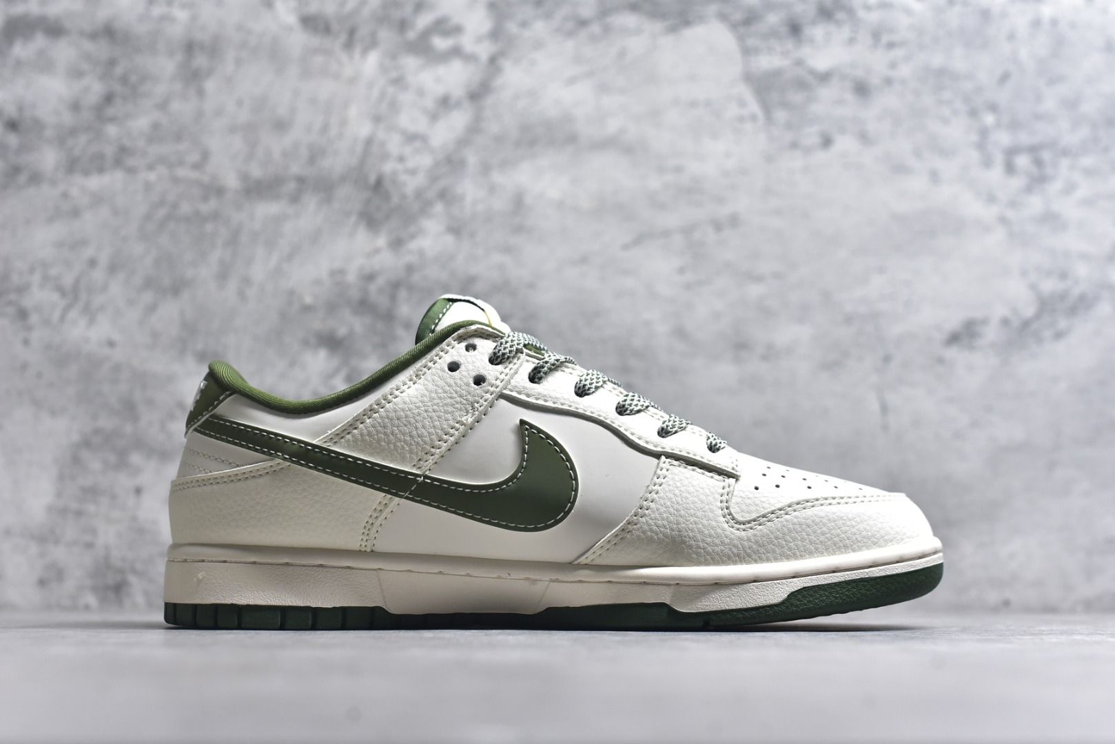 图片[3]-#海外爆款限量发售！Nike SB Dunk Low“斯图西联名——泼墨绿勾” 周年高端定制 低帮休闲板鞋 定制鞋盒 大厂纯原品质出货 超高清洁度 皮料切割干净无任何毛边 细节完美 货号：XS6089-608 尺码：36 36.5 37.5 38 38.5 39 40 40.5 41 42 42.5 43 44 44.5 45-选品中心