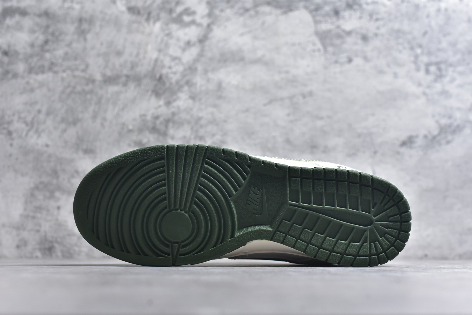 图片[6]-#海外爆款限量发售！Nike SB Dunk Low“斯图西联名——泼墨绿勾” 周年高端定制 低帮休闲板鞋 定制鞋盒 大厂纯原品质出货 超高清洁度 皮料切割干净无任何毛边 细节完美 货号：XS6089-608 尺码：36 36.5 37.5 38 38.5 39 40 40.5 41 42 42.5 43 44 44.5 45-选品中心