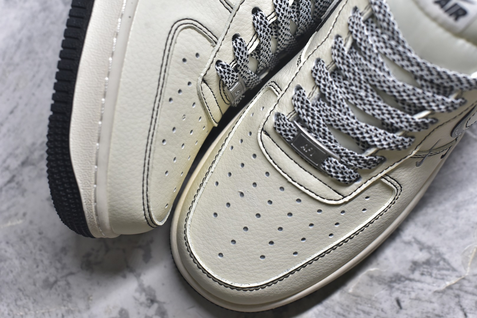 图片[8]-#海外限量发售！公司级NIke Air Force 1 \’07 Low “巴宝莉联名——米黑灰电绣”空军一号 低帮 运动鞋 休闲鞋 折边针车 工艺难度大 原楦头原纸板 原装鞋盒 定制五金配件 内置全掌气垫 原厂鞋底 货号：JP8028-062 尺码：36 36.5 37.5 38 38.5 39 40 40.5 41 42 42.5 43 44 44.5 45-选品中心