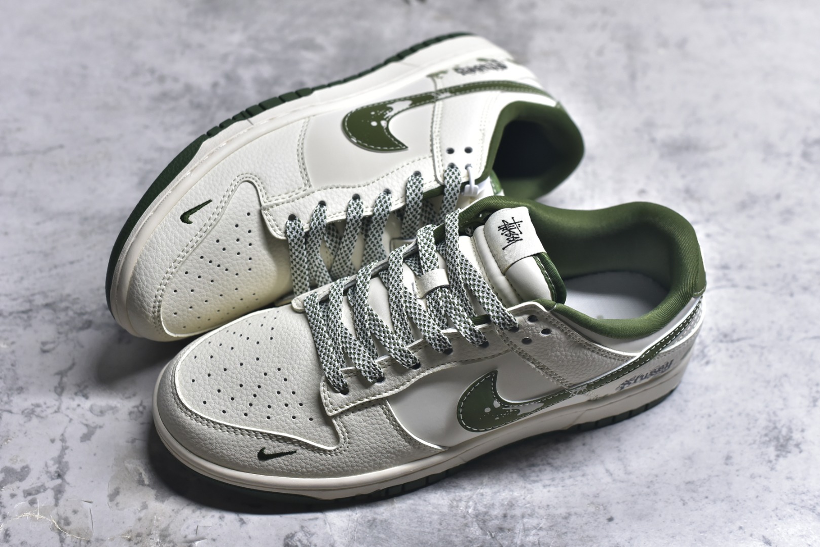 图片[7]-#海外爆款限量发售！Nike SB Dunk Low“斯图西联名——泼墨绿勾” 周年高端定制 低帮休闲板鞋 定制鞋盒 大厂纯原品质出货 超高清洁度 皮料切割干净无任何毛边 细节完美 货号：XS6089-608 尺码：36 36.5 37.5 38 38.5 39 40 40.5 41 42 42.5 43 44 44.5 45-选品中心