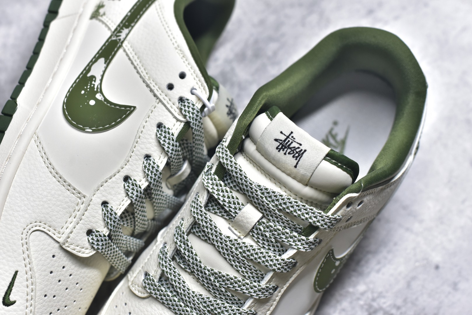 图片[9]-#海外爆款限量发售！Nike SB Dunk Low“斯图西联名——泼墨绿勾” 周年高端定制 低帮休闲板鞋 定制鞋盒 大厂纯原品质出货 超高清洁度 皮料切割干净无任何毛边 细节完美 货号：XS6089-608 尺码：36 36.5 37.5 38 38.5 39 40 40.5 41 42 42.5 43 44 44.5 45-选品中心