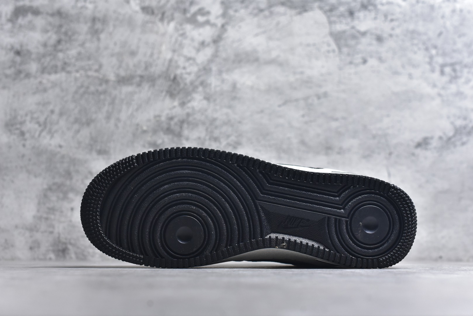 图片[6]-#海外限量发售！公司级NIke Air Force 1 \’07 Low “LV联名–白黑牛仔” 空军一号低帮 运动鞋 休闲鞋 折边针车 工艺难度大 原楦头原纸板 高端定制鞋盒 原厂鞋底 超高清洁度 细节完美 货号：NH0601-579 尺码：36 36.5 37.5 38 38.5 39 40 40.5 41 42 42.5 43 44 44.5 45-选品中心