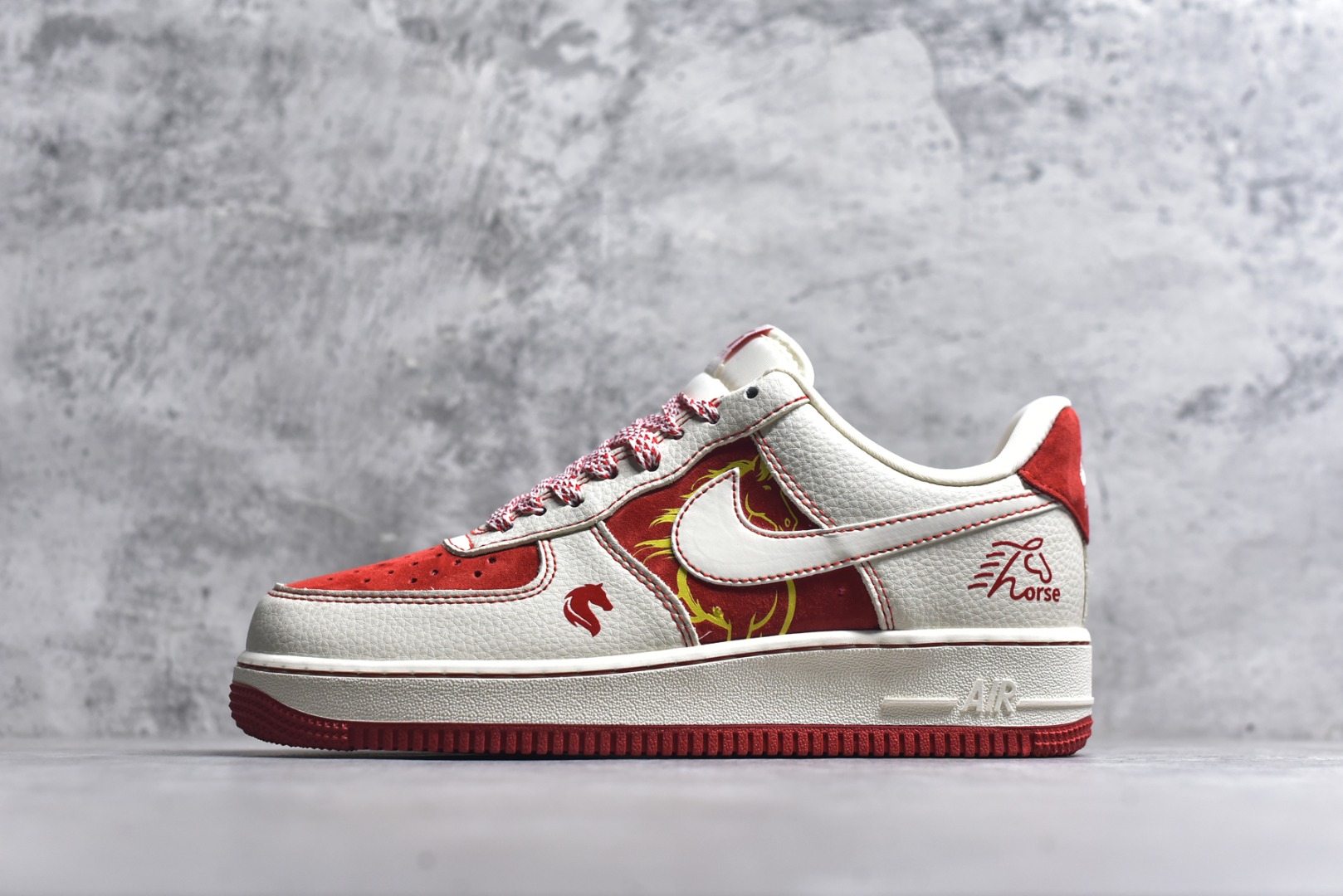 #海外限量发售！公司级NIke Air Force 1 \'07 Low “马年联名——红马”空军一号 低帮 运动鞋 休闲鞋 折边针车 工艺难度大 原楦头原纸板 原装鞋盒 定制五金配件 内置全掌气垫 原厂鞋底 货号：XL1979-133 尺码：36 36.5 37.5 38 38.5 39 40 40.5 41 42 42.5 43 44 44.5 45-选品中心
