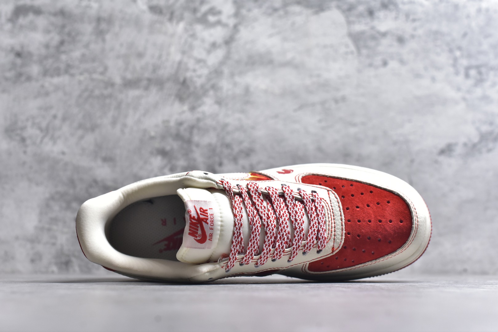 图片[4]-#海外限量发售！公司级NIke Air Force 1 \’07 Low “马年联名——红马”空军一号 低帮 运动鞋 休闲鞋 折边针车 工艺难度大 原楦头原纸板 原装鞋盒 定制五金配件 内置全掌气垫 原厂鞋底 货号：XL1979-133 尺码：36 36.5 37.5 38 38.5 39 40 40.5 41 42 42.5 43 44 44.5 45-选品中心