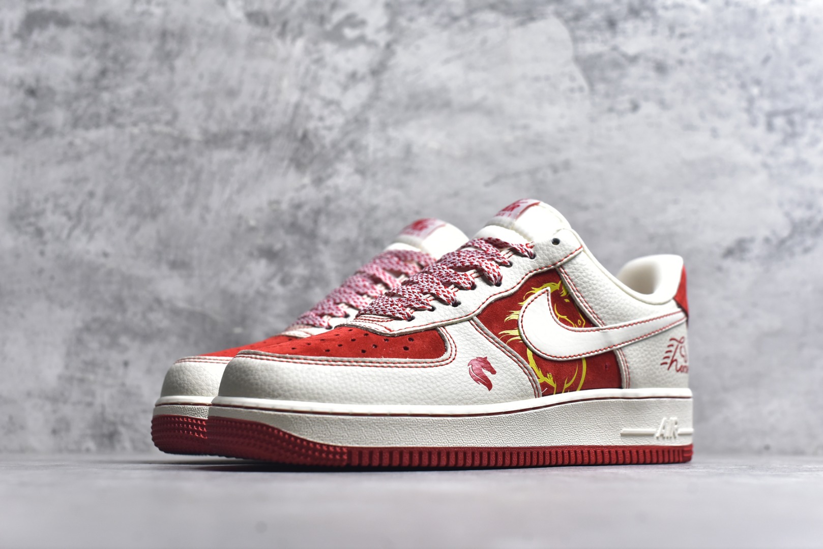 图片[2]-#海外限量发售！公司级NIke Air Force 1 \’07 Low “马年联名——红马”空军一号 低帮 运动鞋 休闲鞋 折边针车 工艺难度大 原楦头原纸板 原装鞋盒 定制五金配件 内置全掌气垫 原厂鞋底 货号：XL1979-133 尺码：36 36.5 37.5 38 38.5 39 40 40.5 41 42 42.5 43 44 44.5 45-选品中心