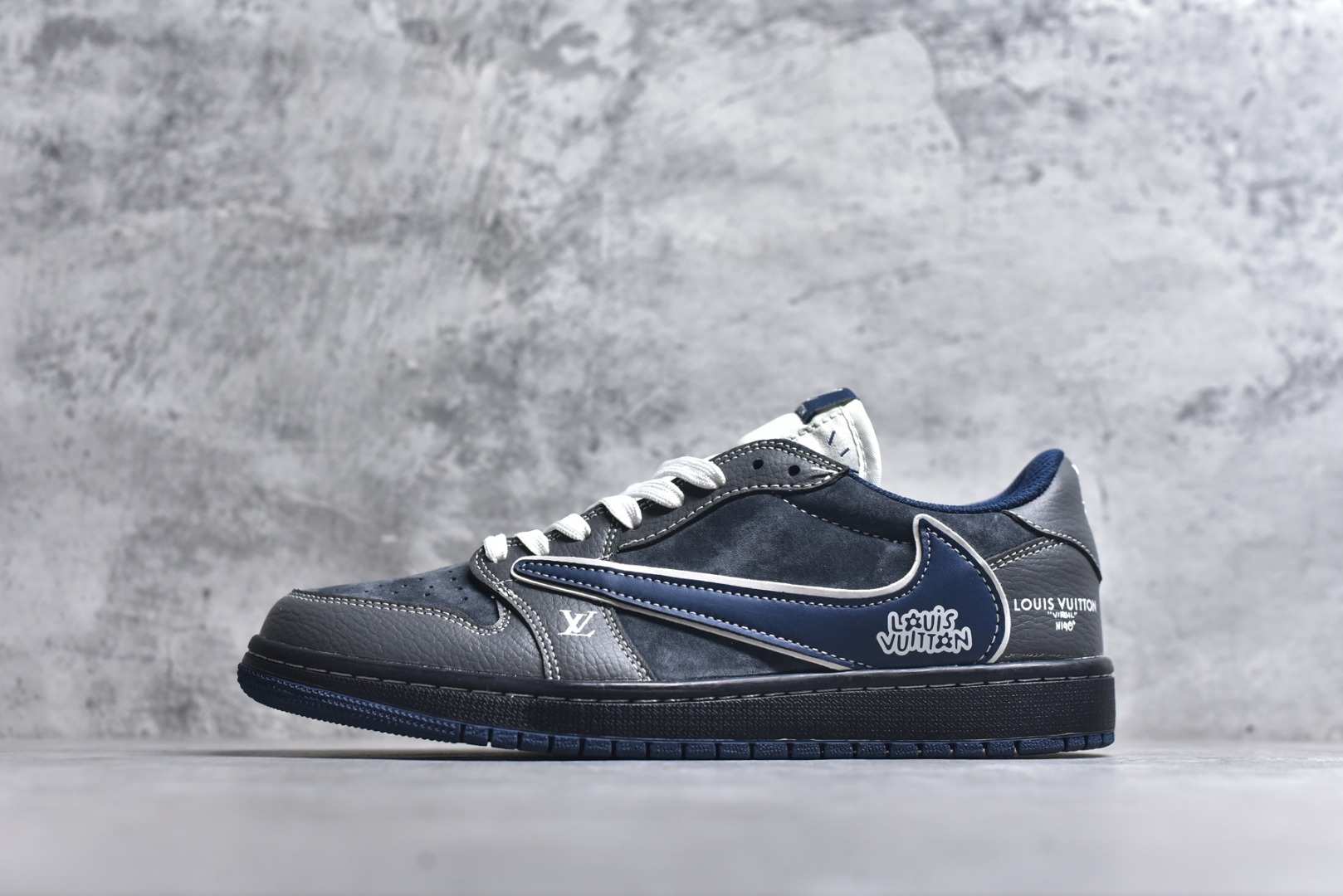 #海外爆款限量发售！Travis Scott x Fragment Design x Jordan Air Jordan 1 Low OG SP “LV联名——墨兰灰” 多方联名合作融合了Travi翻毛蓝勾s Scott 独特的音乐风格，藤原浩个性的设计风格以及Jordan品牌的经典元素 使其成为一双具有独特身份和价值的鞋子 清新而立体的外观加上联名标识更突出了其独特身份 这种配色方案显示出活力和时尚感 在视觉上引人注目 鞋身的质感和细腻的细节处理使其显得高端而格调十足 这款“倒钩”联名是设计与创意完美结合 融合多方的个性风格是一款备受瞩目的潮流鞋款 低帮休闲板鞋 定制鞋盒 大厂纯原品质出货 超高清洁度 皮料切割干净无任何毛边 细节完美 货号：DZ5899-024 尺码：36 36.5 37.5 38 38.5 39 40 40.5 41 42 42.5 43 44 44.5 45-选品中心