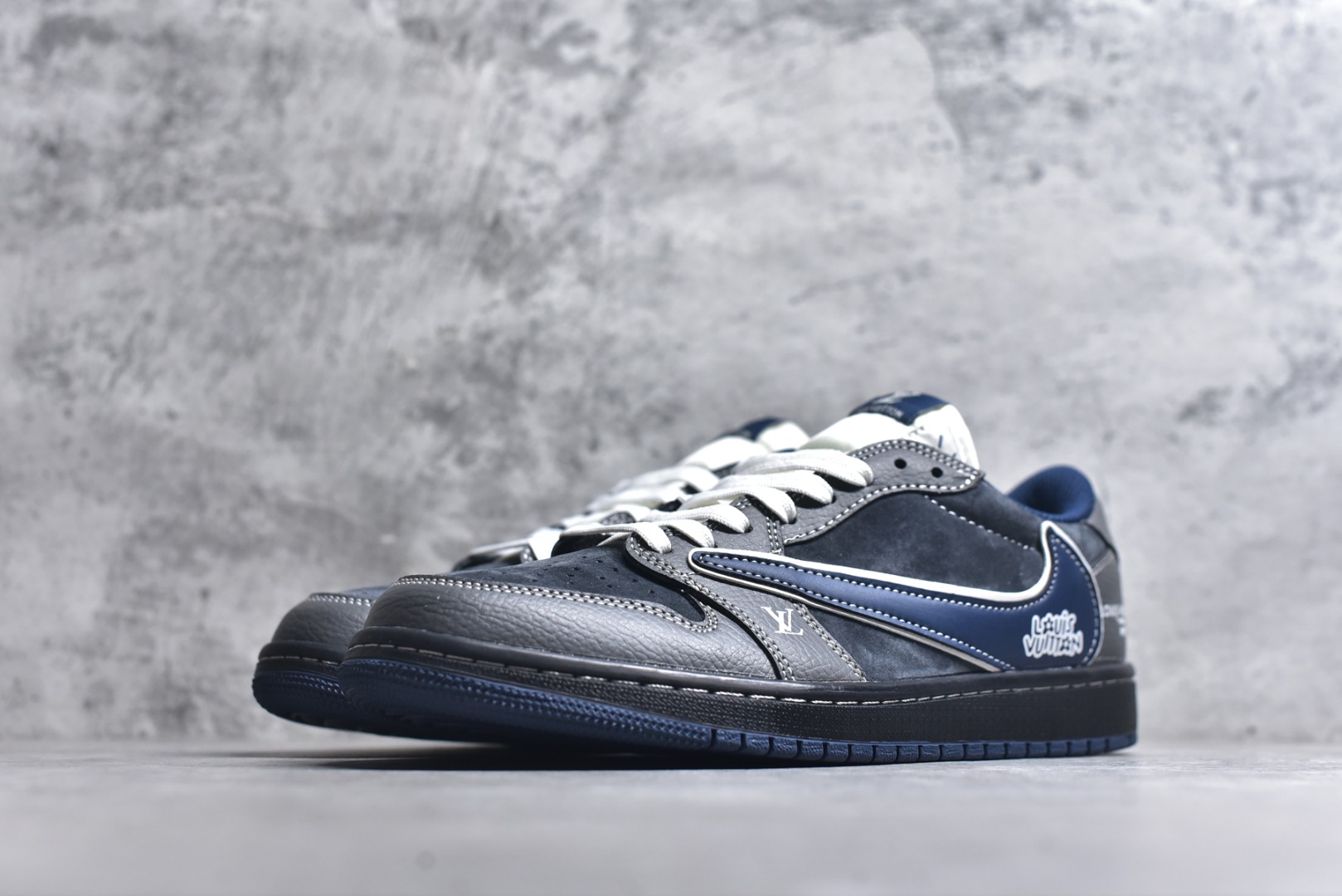 图片[2]-#海外爆款限量发售！Travis Scott x Fragment Design x Jordan Air Jordan 1 Low OG SP “LV联名——墨兰灰” 多方联名合作融合了Travi翻毛蓝勾s Scott 独特的音乐风格，藤原浩个性的设计风格以及Jordan品牌的经典元素 使其成为一双具有独特身份和价值的鞋子 清新而立体的外观加上联名标识更突出了其独特身份 这种配色方案显示出活力和时尚感 在视觉上引人注目 鞋身的质感和细腻的细节处理使其显得高端而格调十足 这款“倒钩”联名是设计与创意完美结合 融合多方的个性风格是一款备受瞩目的潮流鞋款 低帮休闲板鞋 定制鞋盒 大厂纯原品质出货 超高清洁度 皮料切割干净无任何毛边 细节完美 货号：DZ5899-024 尺码：36 36.5 37.5 38 38.5 39 40 40.5 41 42 42.5 43 44 44.5 45-选品中心