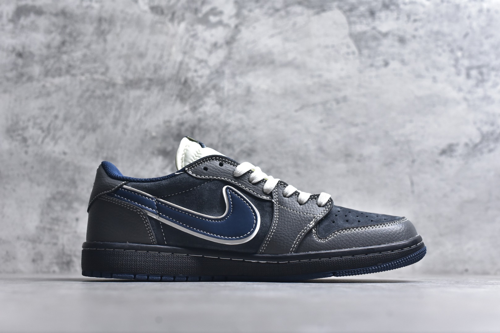 图片[3]-#海外爆款限量发售！Travis Scott x Fragment Design x Jordan Air Jordan 1 Low OG SP “LV联名——墨兰灰” 多方联名合作融合了Travi翻毛蓝勾s Scott 独特的音乐风格，藤原浩个性的设计风格以及Jordan品牌的经典元素 使其成为一双具有独特身份和价值的鞋子 清新而立体的外观加上联名标识更突出了其独特身份 这种配色方案显示出活力和时尚感 在视觉上引人注目 鞋身的质感和细腻的细节处理使其显得高端而格调十足 这款“倒钩”联名是设计与创意完美结合 融合多方的个性风格是一款备受瞩目的潮流鞋款 低帮休闲板鞋 定制鞋盒 大厂纯原品质出货 超高清洁度 皮料切割干净无任何毛边 细节完美 货号：DZ5899-024 尺码：36 36.5 37.5 38 38.5 39 40 40.5 41 42 42.5 43 44 44.5 45-选品中心