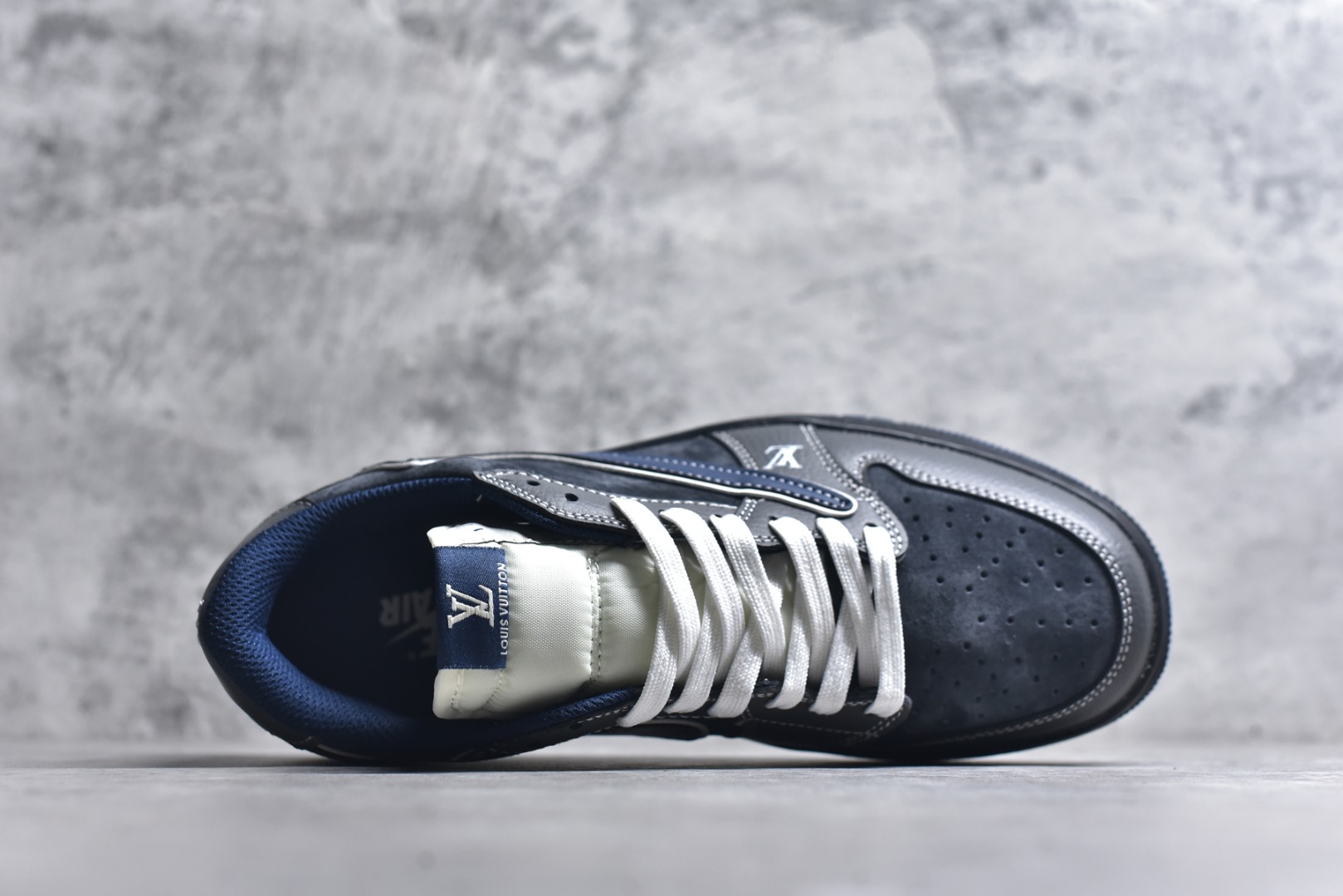 图片[4]-#海外爆款限量发售！Travis Scott x Fragment Design x Jordan Air Jordan 1 Low OG SP “LV联名——墨兰灰” 多方联名合作融合了Travi翻毛蓝勾s Scott 独特的音乐风格，藤原浩个性的设计风格以及Jordan品牌的经典元素 使其成为一双具有独特身份和价值的鞋子 清新而立体的外观加上联名标识更突出了其独特身份 这种配色方案显示出活力和时尚感 在视觉上引人注目 鞋身的质感和细腻的细节处理使其显得高端而格调十足 这款“倒钩”联名是设计与创意完美结合 融合多方的个性风格是一款备受瞩目的潮流鞋款 低帮休闲板鞋 定制鞋盒 大厂纯原品质出货 超高清洁度 皮料切割干净无任何毛边 细节完美 货号：DZ5899-024 尺码：36 36.5 37.5 38 38.5 39 40 40.5 41 42 42.5 43 44 44.5 45-选品中心