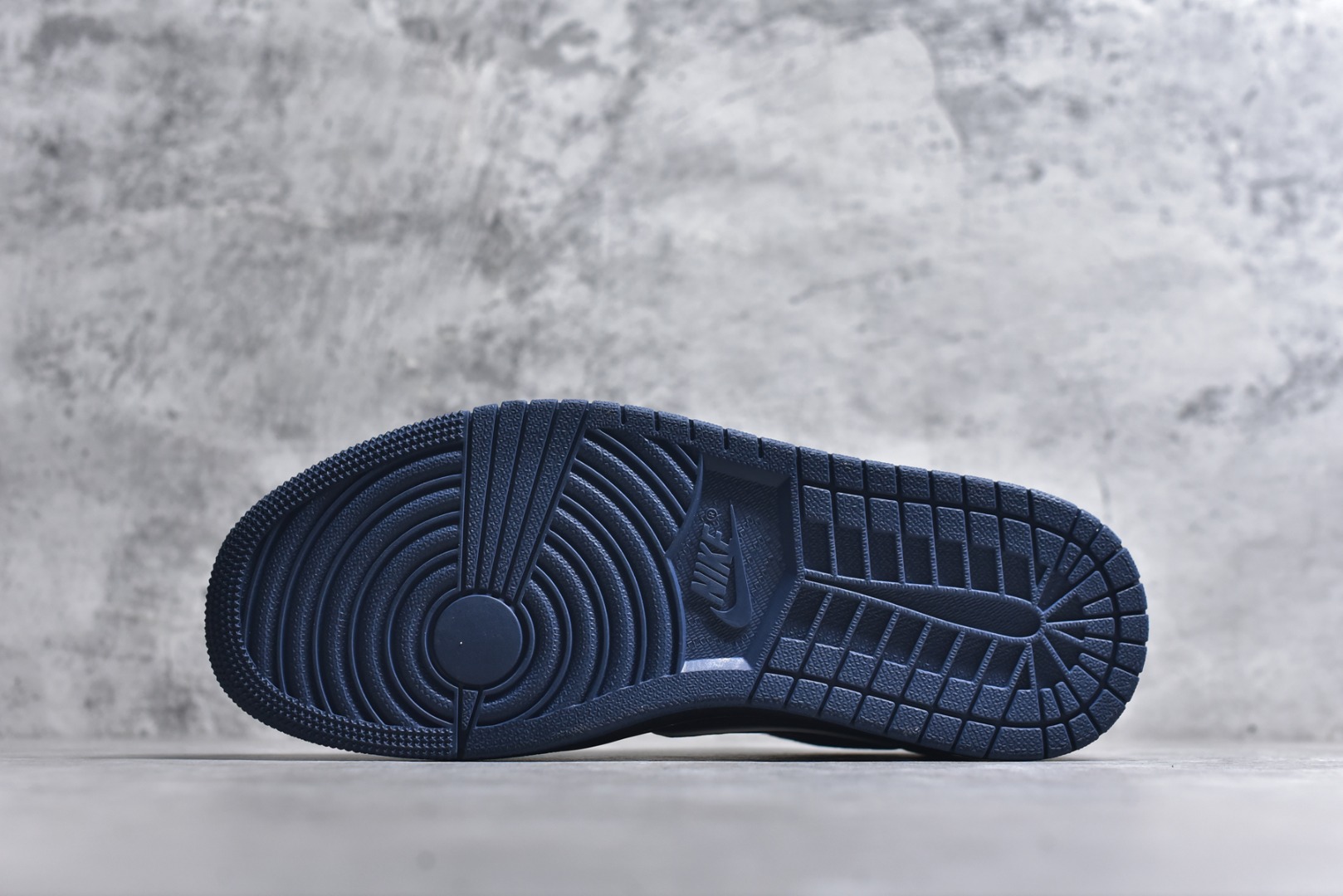 图片[6]-#海外爆款限量发售！Travis Scott x Fragment Design x Jordan Air Jordan 1 Low OG SP “LV联名——墨兰灰” 多方联名合作融合了Travi翻毛蓝勾s Scott 独特的音乐风格，藤原浩个性的设计风格以及Jordan品牌的经典元素 使其成为一双具有独特身份和价值的鞋子 清新而立体的外观加上联名标识更突出了其独特身份 这种配色方案显示出活力和时尚感 在视觉上引人注目 鞋身的质感和细腻的细节处理使其显得高端而格调十足 这款“倒钩”联名是设计与创意完美结合 融合多方的个性风格是一款备受瞩目的潮流鞋款 低帮休闲板鞋 定制鞋盒 大厂纯原品质出货 超高清洁度 皮料切割干净无任何毛边 细节完美 货号：DZ5899-024 尺码：36 36.5 37.5 38 38.5 39 40 40.5 41 42 42.5 43 44 44.5 45-选品中心