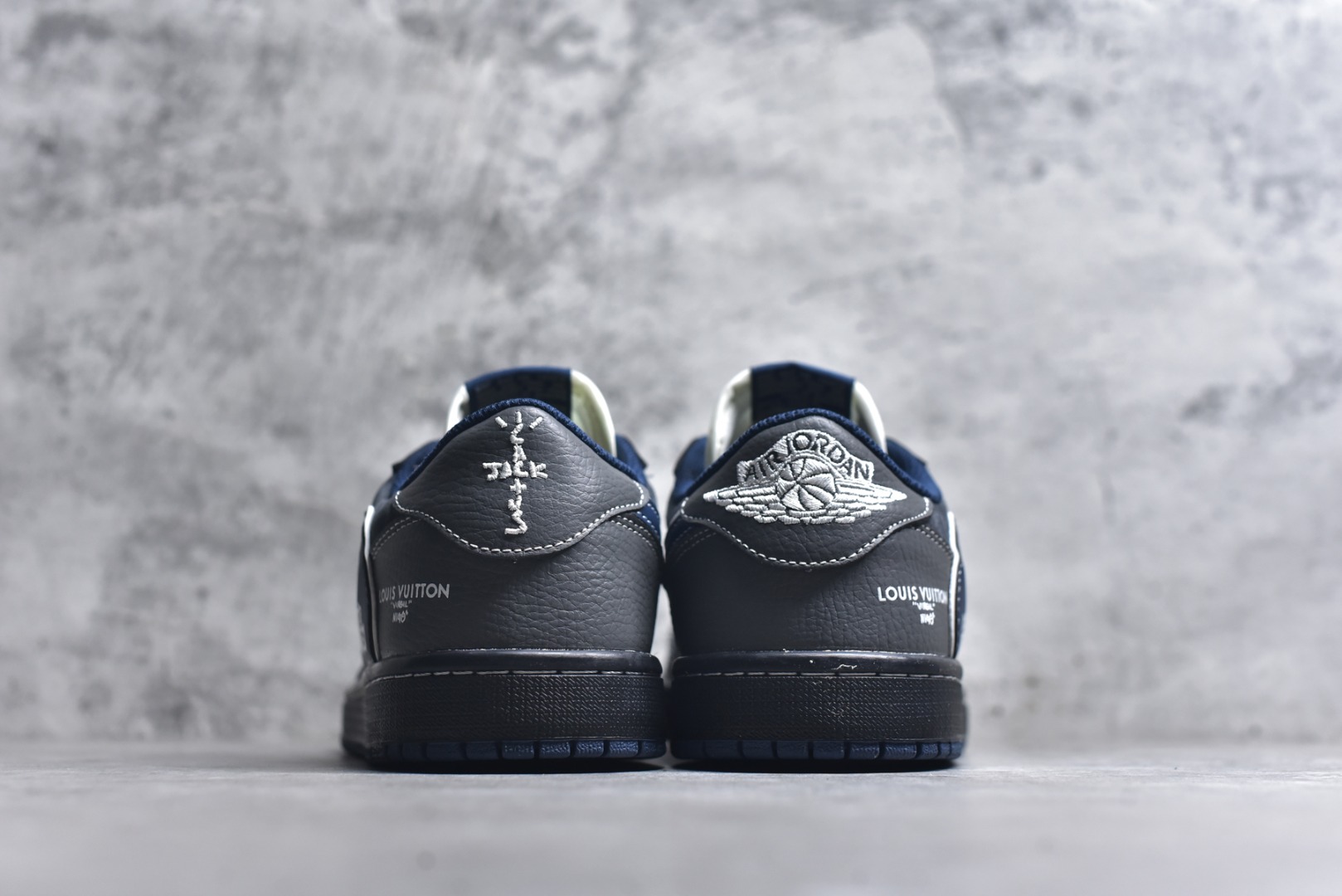 图片[5]-#海外爆款限量发售！Travis Scott x Fragment Design x Jordan Air Jordan 1 Low OG SP “LV联名——墨兰灰” 多方联名合作融合了Travi翻毛蓝勾s Scott 独特的音乐风格，藤原浩个性的设计风格以及Jordan品牌的经典元素 使其成为一双具有独特身份和价值的鞋子 清新而立体的外观加上联名标识更突出了其独特身份 这种配色方案显示出活力和时尚感 在视觉上引人注目 鞋身的质感和细腻的细节处理使其显得高端而格调十足 这款“倒钩”联名是设计与创意完美结合 融合多方的个性风格是一款备受瞩目的潮流鞋款 低帮休闲板鞋 定制鞋盒 大厂纯原品质出货 超高清洁度 皮料切割干净无任何毛边 细节完美 货号：DZ5899-024 尺码：36 36.5 37.5 38 38.5 39 40 40.5 41 42 42.5 43 44 44.5 45-选品中心