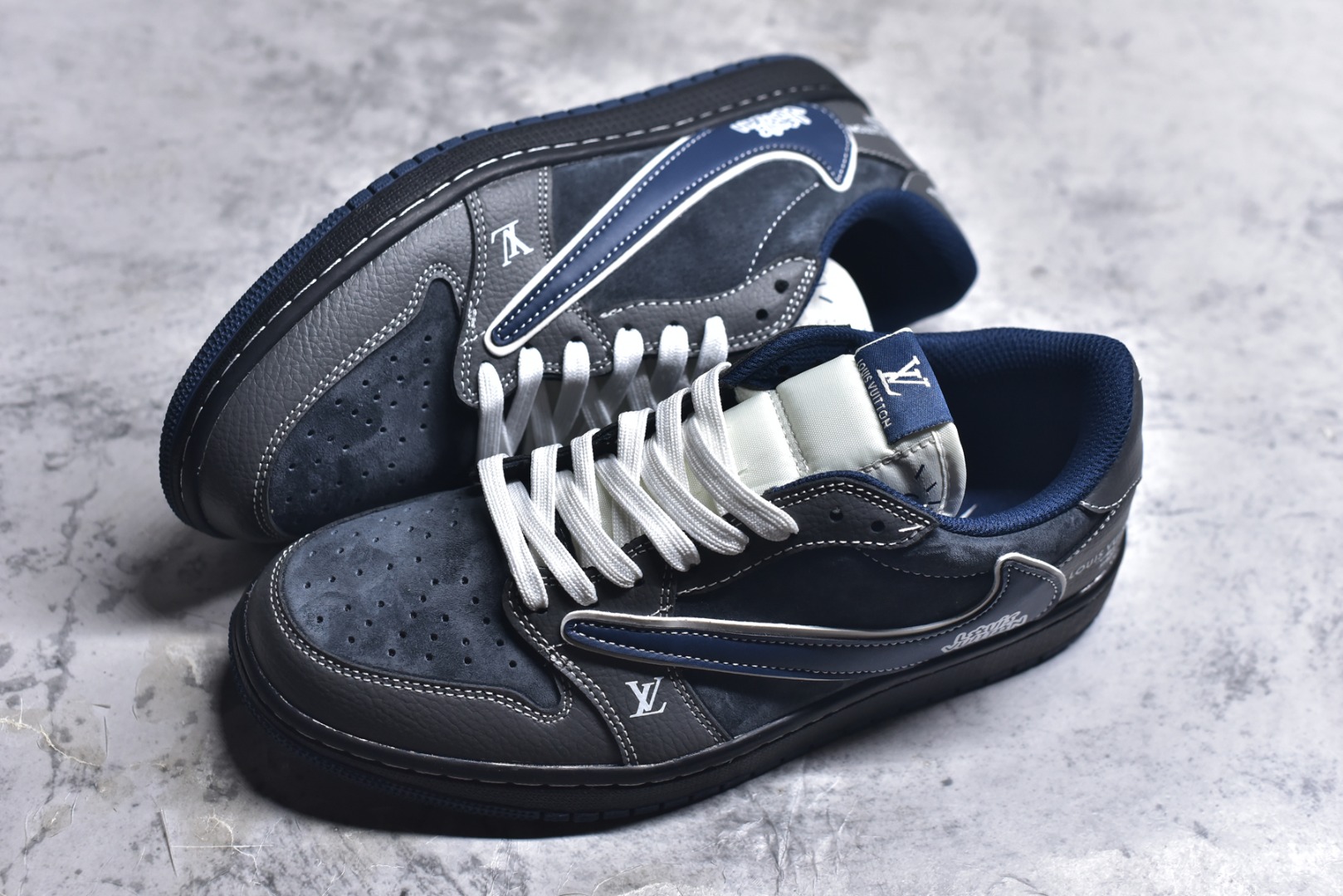 图片[7]-#海外爆款限量发售！Travis Scott x Fragment Design x Jordan Air Jordan 1 Low OG SP “LV联名——墨兰灰” 多方联名合作融合了Travi翻毛蓝勾s Scott 独特的音乐风格，藤原浩个性的设计风格以及Jordan品牌的经典元素 使其成为一双具有独特身份和价值的鞋子 清新而立体的外观加上联名标识更突出了其独特身份 这种配色方案显示出活力和时尚感 在视觉上引人注目 鞋身的质感和细腻的细节处理使其显得高端而格调十足 这款“倒钩”联名是设计与创意完美结合 融合多方的个性风格是一款备受瞩目的潮流鞋款 低帮休闲板鞋 定制鞋盒 大厂纯原品质出货 超高清洁度 皮料切割干净无任何毛边 细节完美 货号：DZ5899-024 尺码：36 36.5 37.5 38 38.5 39 40 40.5 41 42 42.5 43 44 44.5 45-选品中心