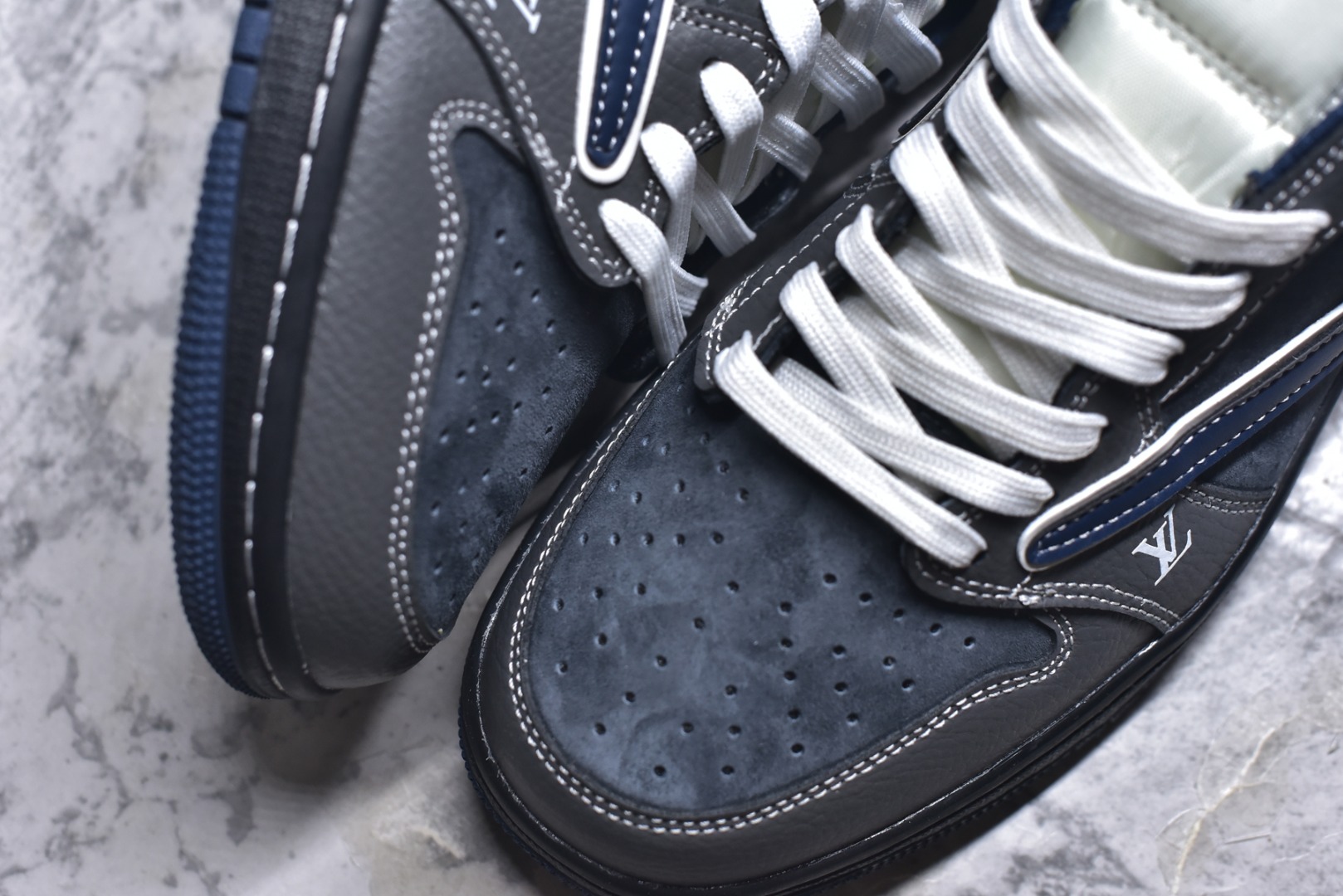 图片[8]-#海外爆款限量发售！Travis Scott x Fragment Design x Jordan Air Jordan 1 Low OG SP “LV联名——墨兰灰” 多方联名合作融合了Travi翻毛蓝勾s Scott 独特的音乐风格，藤原浩个性的设计风格以及Jordan品牌的经典元素 使其成为一双具有独特身份和价值的鞋子 清新而立体的外观加上联名标识更突出了其独特身份 这种配色方案显示出活力和时尚感 在视觉上引人注目 鞋身的质感和细腻的细节处理使其显得高端而格调十足 这款“倒钩”联名是设计与创意完美结合 融合多方的个性风格是一款备受瞩目的潮流鞋款 低帮休闲板鞋 定制鞋盒 大厂纯原品质出货 超高清洁度 皮料切割干净无任何毛边 细节完美 货号：DZ5899-024 尺码：36 36.5 37.5 38 38.5 39 40 40.5 41 42 42.5 43 44 44.5 45-选品中心