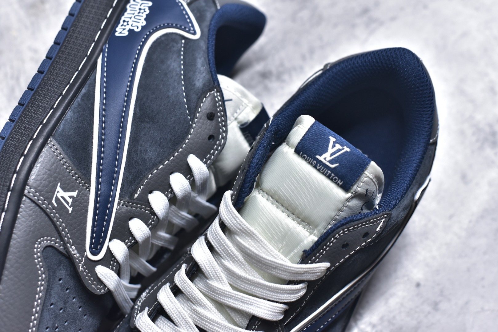 图片[9]-#海外爆款限量发售！Travis Scott x Fragment Design x Jordan Air Jordan 1 Low OG SP “LV联名——墨兰灰” 多方联名合作融合了Travi翻毛蓝勾s Scott 独特的音乐风格，藤原浩个性的设计风格以及Jordan品牌的经典元素 使其成为一双具有独特身份和价值的鞋子 清新而立体的外观加上联名标识更突出了其独特身份 这种配色方案显示出活力和时尚感 在视觉上引人注目 鞋身的质感和细腻的细节处理使其显得高端而格调十足 这款“倒钩”联名是设计与创意完美结合 融合多方的个性风格是一款备受瞩目的潮流鞋款 低帮休闲板鞋 定制鞋盒 大厂纯原品质出货 超高清洁度 皮料切割干净无任何毛边 细节完美 货号：DZ5899-024 尺码：36 36.5 37.5 38 38.5 39 40 40.5 41 42 42.5 43 44 44.5 45-选品中心