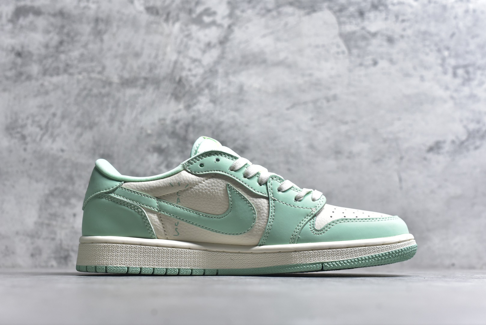 图片[3]-#海外爆款限量发售！ Travis Scott x Jordan 1 Low “Labubu拉布布联名” 高端定制 乔丹倒勾低帮休闲板鞋 大厂纯原品质出货 纯正版型 定制鞋盒 皮料切割干净无任何毛边 细节完美 超高清洁度 货号：DD7866-115 尺码：36 36.5 37.5 38 38.5 39 40 40.5 41 42 42.5 43 44 44.5 45-选品中心