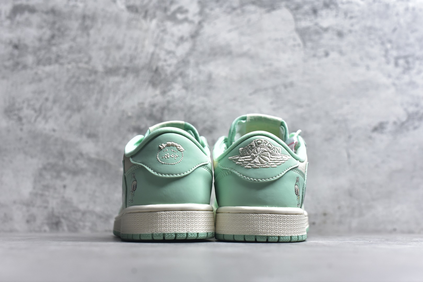 图片[5]-#海外爆款限量发售！ Travis Scott x Jordan 1 Low “Labubu拉布布联名” 高端定制 乔丹倒勾低帮休闲板鞋 大厂纯原品质出货 纯正版型 定制鞋盒 皮料切割干净无任何毛边 细节完美 超高清洁度 货号：DD7866-115 尺码：36 36.5 37.5 38 38.5 39 40 40.5 41 42 42.5 43 44 44.5 45-选品中心