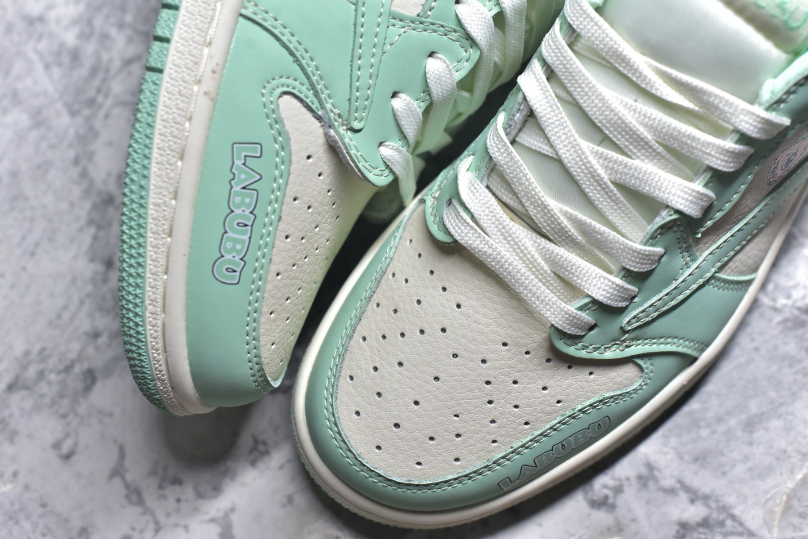 图片[8]-#海外爆款限量发售！ Travis Scott x Jordan 1 Low “Labubu拉布布联名” 高端定制 乔丹倒勾低帮休闲板鞋 大厂纯原品质出货 纯正版型 定制鞋盒 皮料切割干净无任何毛边 细节完美 超高清洁度 货号：DD7866-115 尺码：36 36.5 37.5 38 38.5 39 40 40.5 41 42 42.5 43 44 44.5 45-选品中心